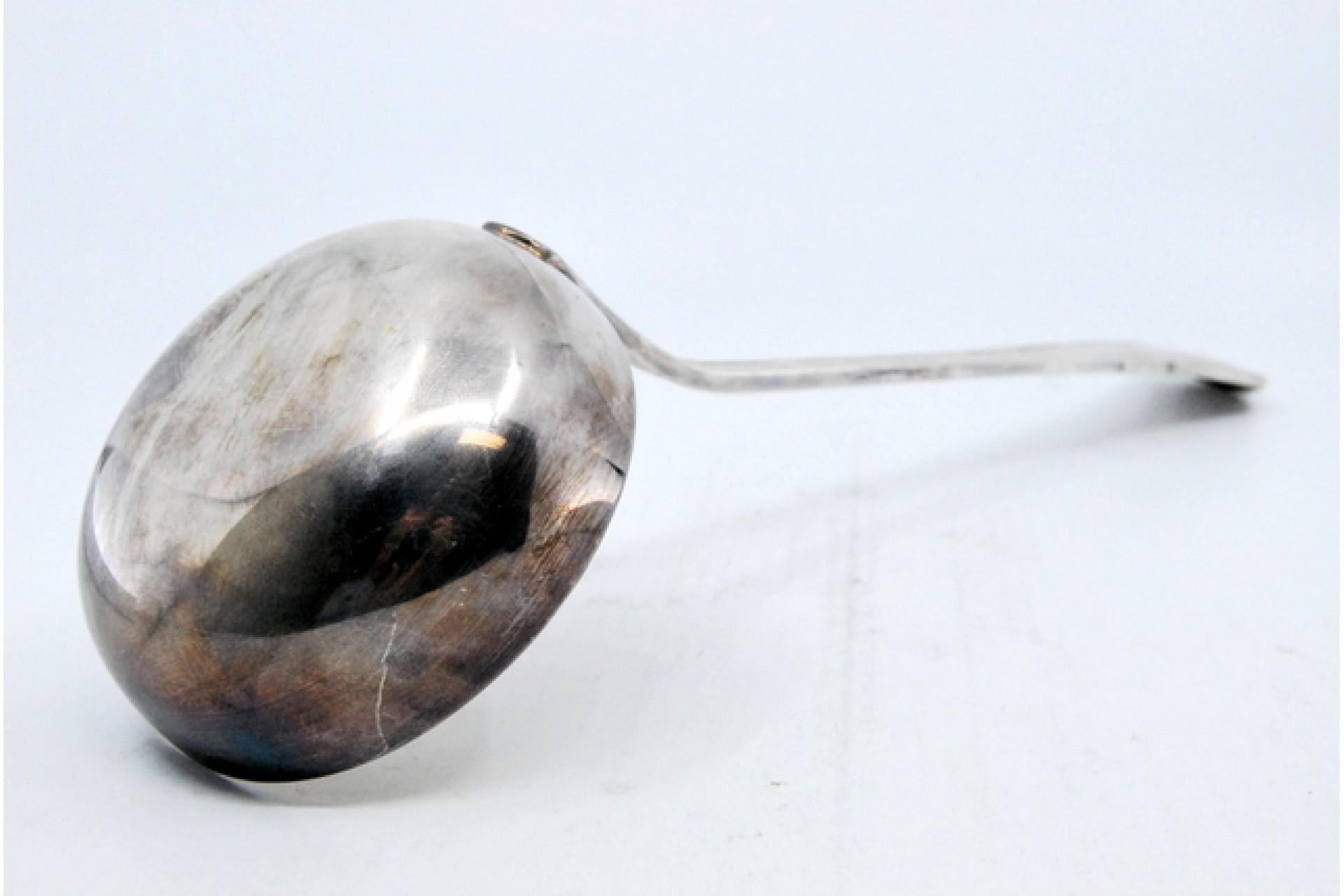 Descripción: Cazo sopero de plata con estrías a lo largo del mango. Metal: Silver. Origen: Portugués. Marca: Cabeça de escravo. Peso: 255,71 gramos. Dimensiones: 30x9,4cm. Contenido: 833/1000. Marca de ensayo: Sí, entre 1938 y 1984. Información