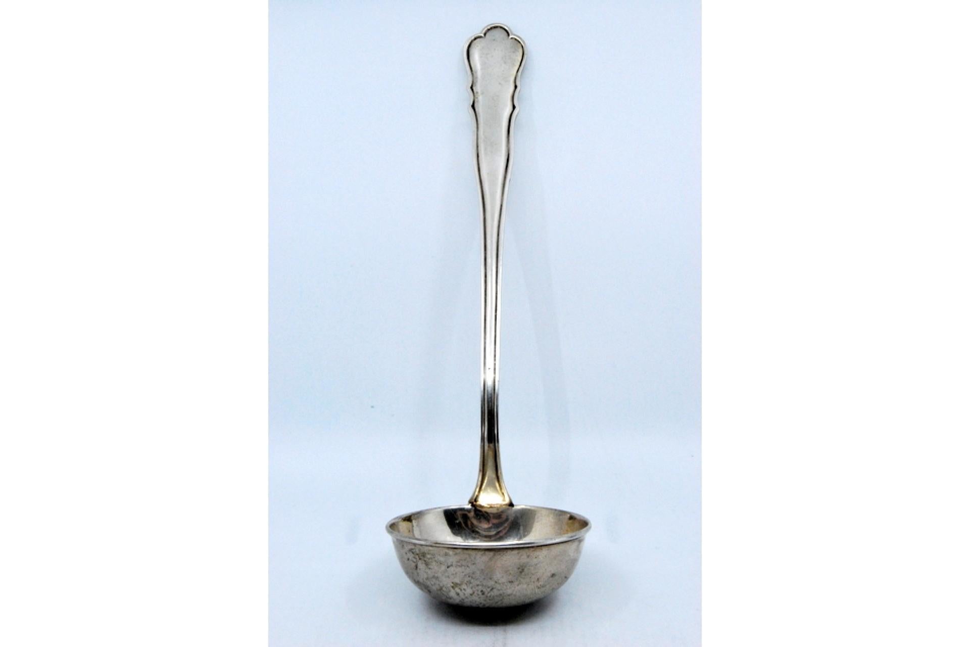 Description : Louche à soupe en argent avec des rainures le long du manche. Métal : Argent. Origine : Portugais. Marque : Cabeça de aguia. Poids : 207,81 grammes. Dimensions : 30x8,7cm : 30x8.7cm. Contenu : 835/1000. Marque d'essai : Oui, entre 1938