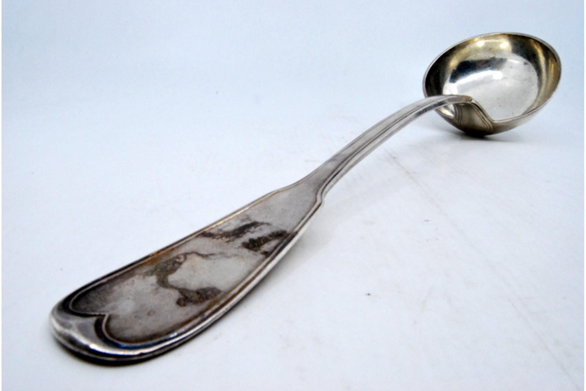 Description : Louche à soupe en argent avec des rainures le long du manche. Métal : Argent. Origine : Français. Marque : Tête de Cèrés. Poids : 279,85 grammes. Dimensions : 36 x 9,5 cm : 36x9.5cm. Contenu : 950/1000. Marque d'essai : Oui, depuis