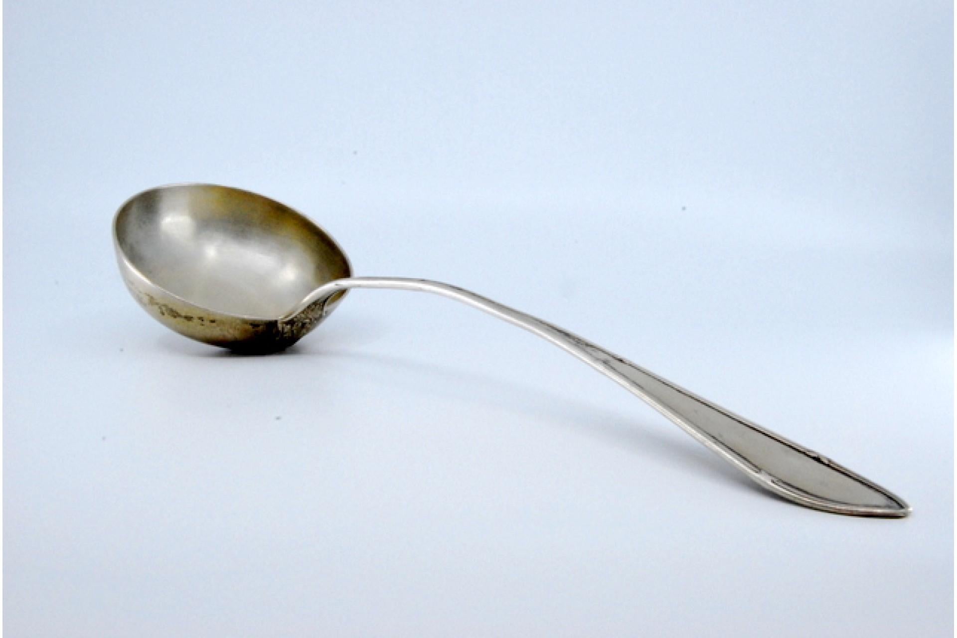 Description: Silver soup ladle with grooves along the handle. . Metal: Silver. Origin: European. Brand: Unknown. Weight: 158.17 grams. Dimensions: 31.5x8.8cm. Content: 833/1000. Assay Mark: Absent. Additional information: Good condition.