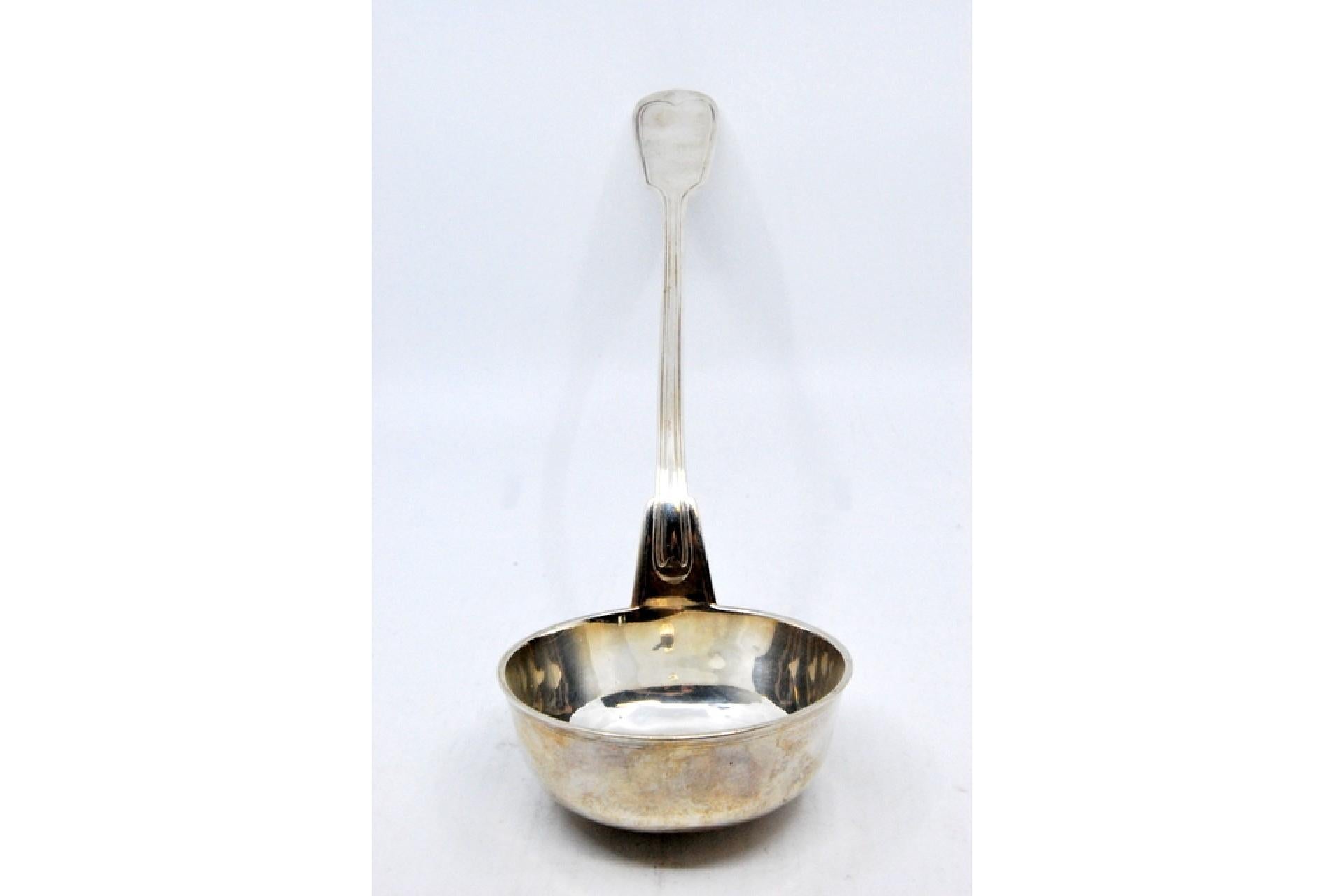 Description : Louche à soupe en argent avec des rainures le long du manche. Métal : Argent. Origine : Allemand. Marque : I.L.A.. Poids : 173,76 grammes. Dimensions : 33x8.5cm. Contenu : 800/1000. Marque d'essai : oui. Informations complémentaires :