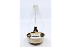 Mestolo da zuppa in argento con scanalature lungo il manico