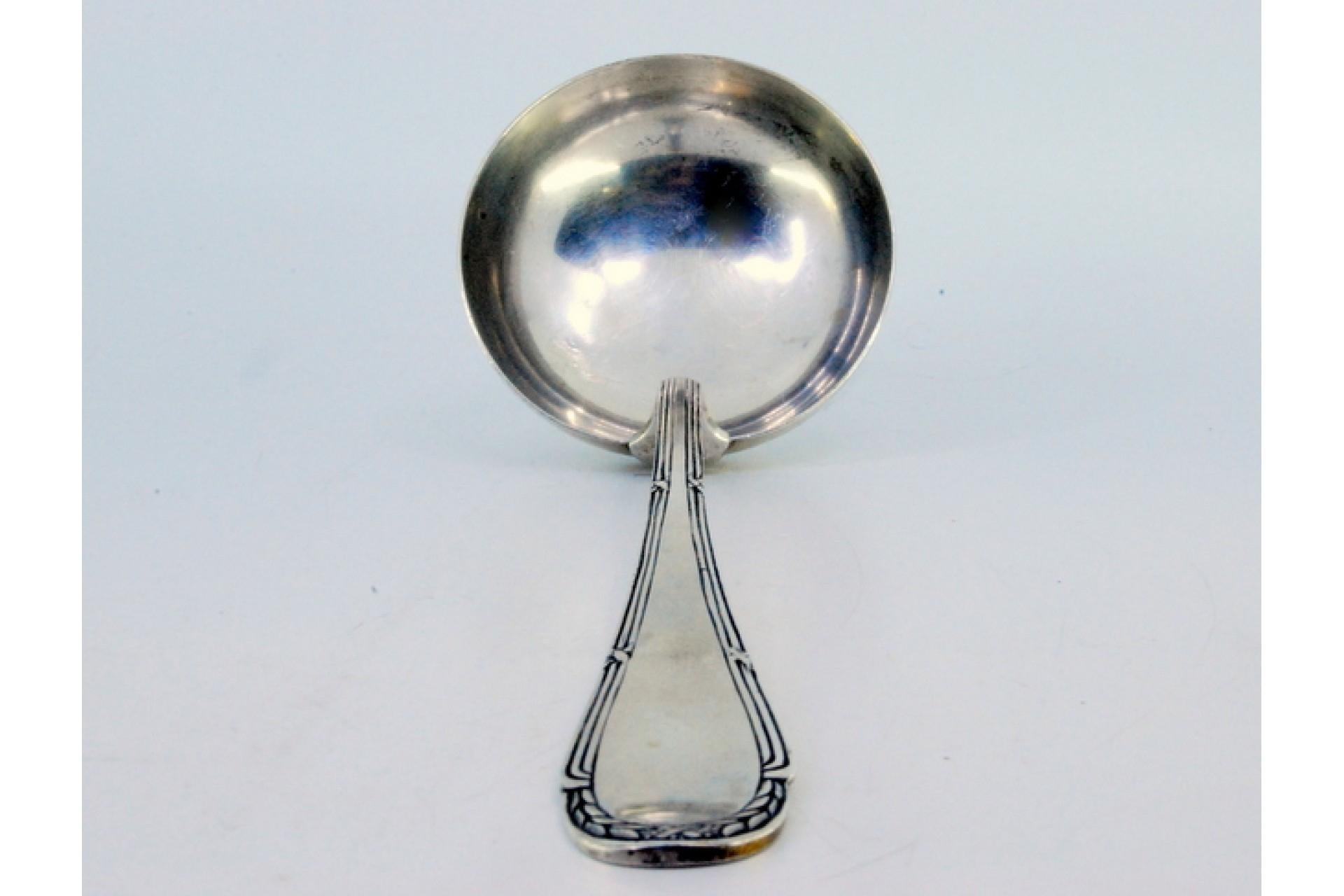 Descripción: Cazo sopero de plata con estrías a lo largo del mango. Metal: Silver. Origen: Portugués. Marca: javali II Título. Peso: 133,47 gramos. Dimensiones: 25,5x8cm. Contenido: 833/1000. Marca de ensaye: Sí, entre 1887 y 1937. Información