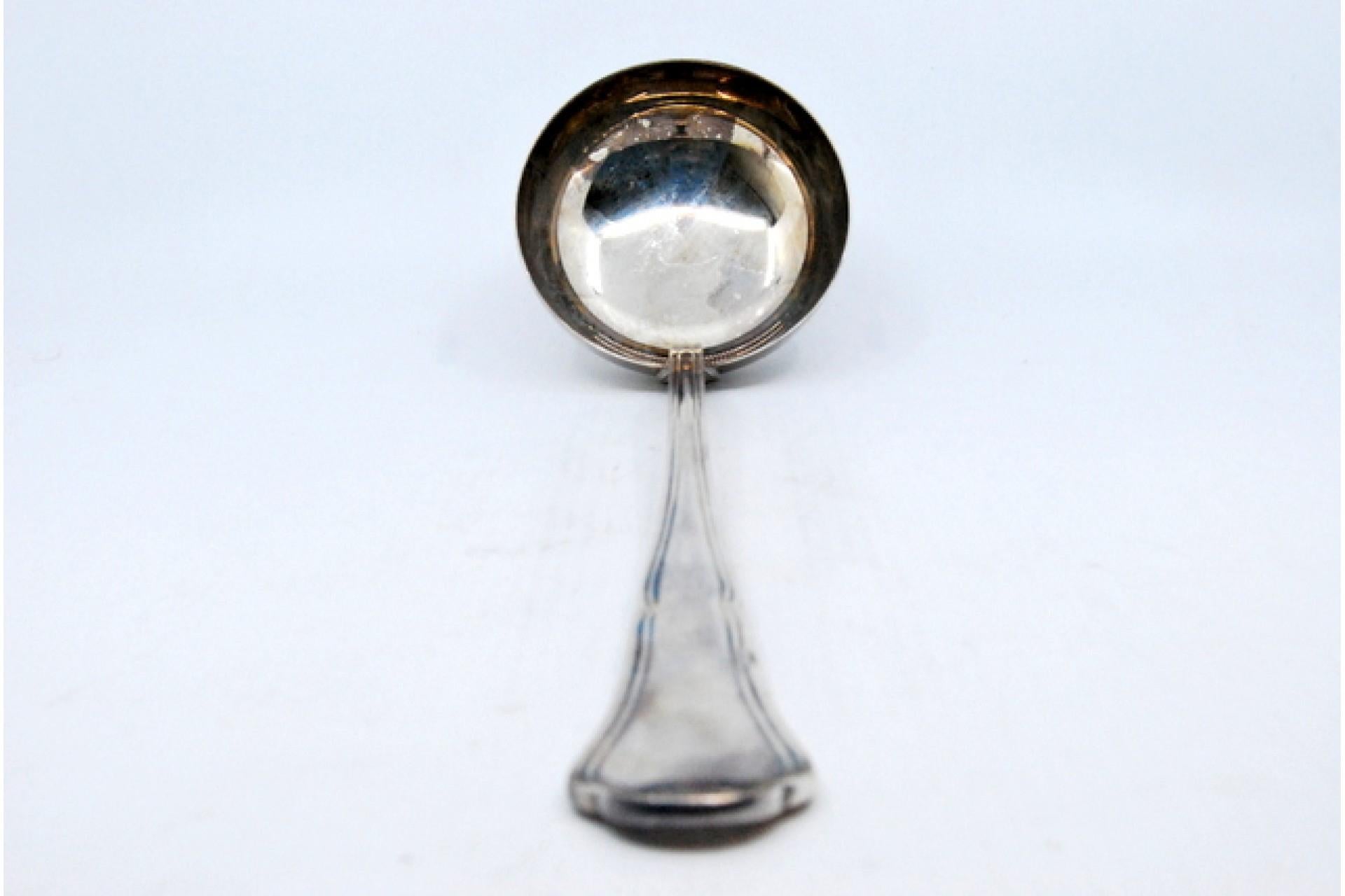 Silver soup ladle with grooves along the handle Europeo en venta