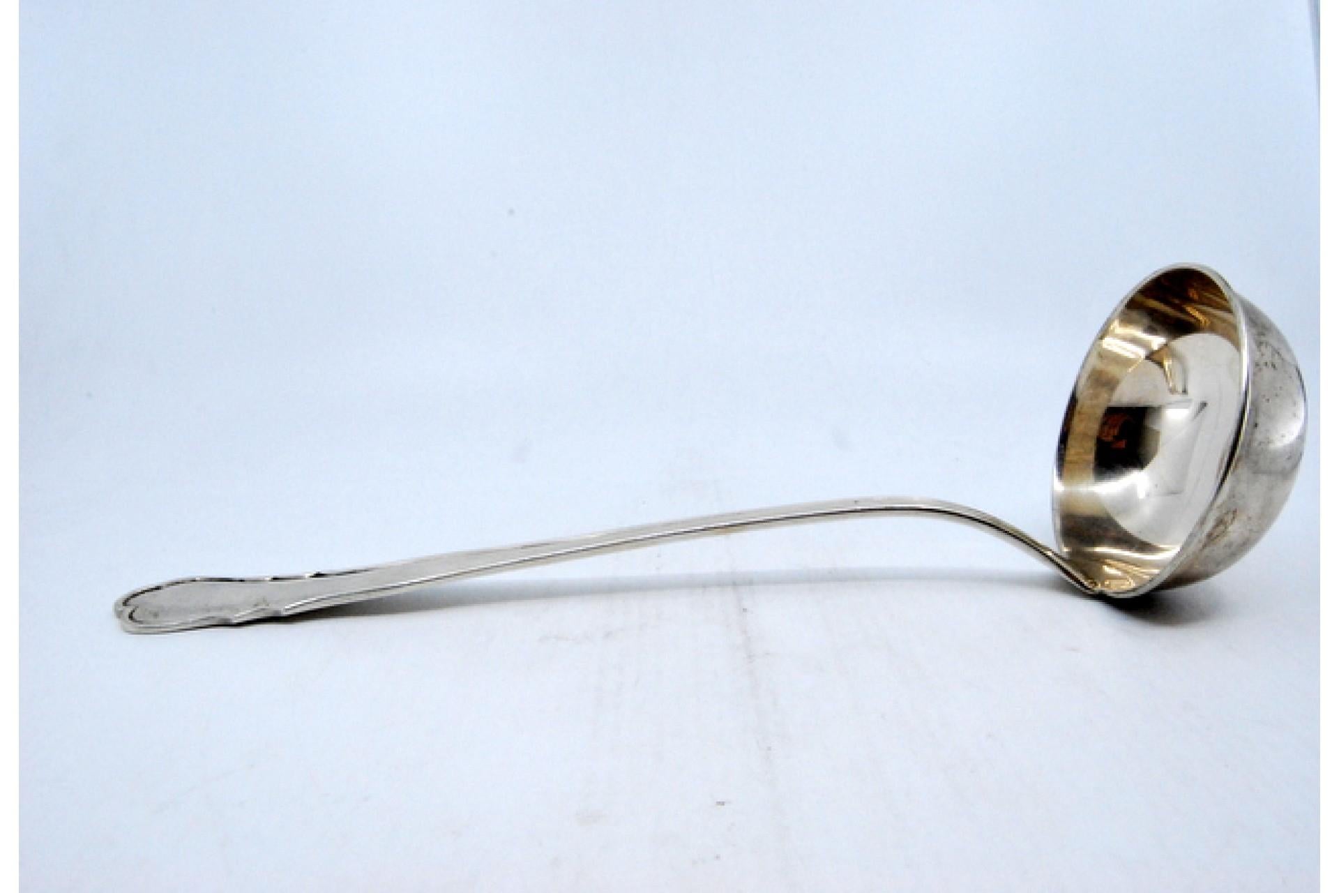 Européen Silver soup ladle with grooves along the handle en vente