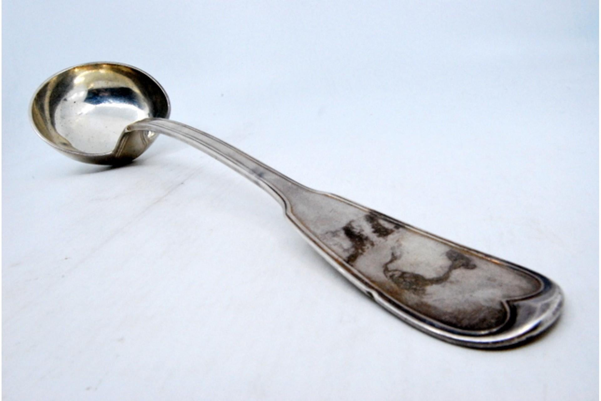 Européen Silver soup ladle with grooves along the handle en vente
