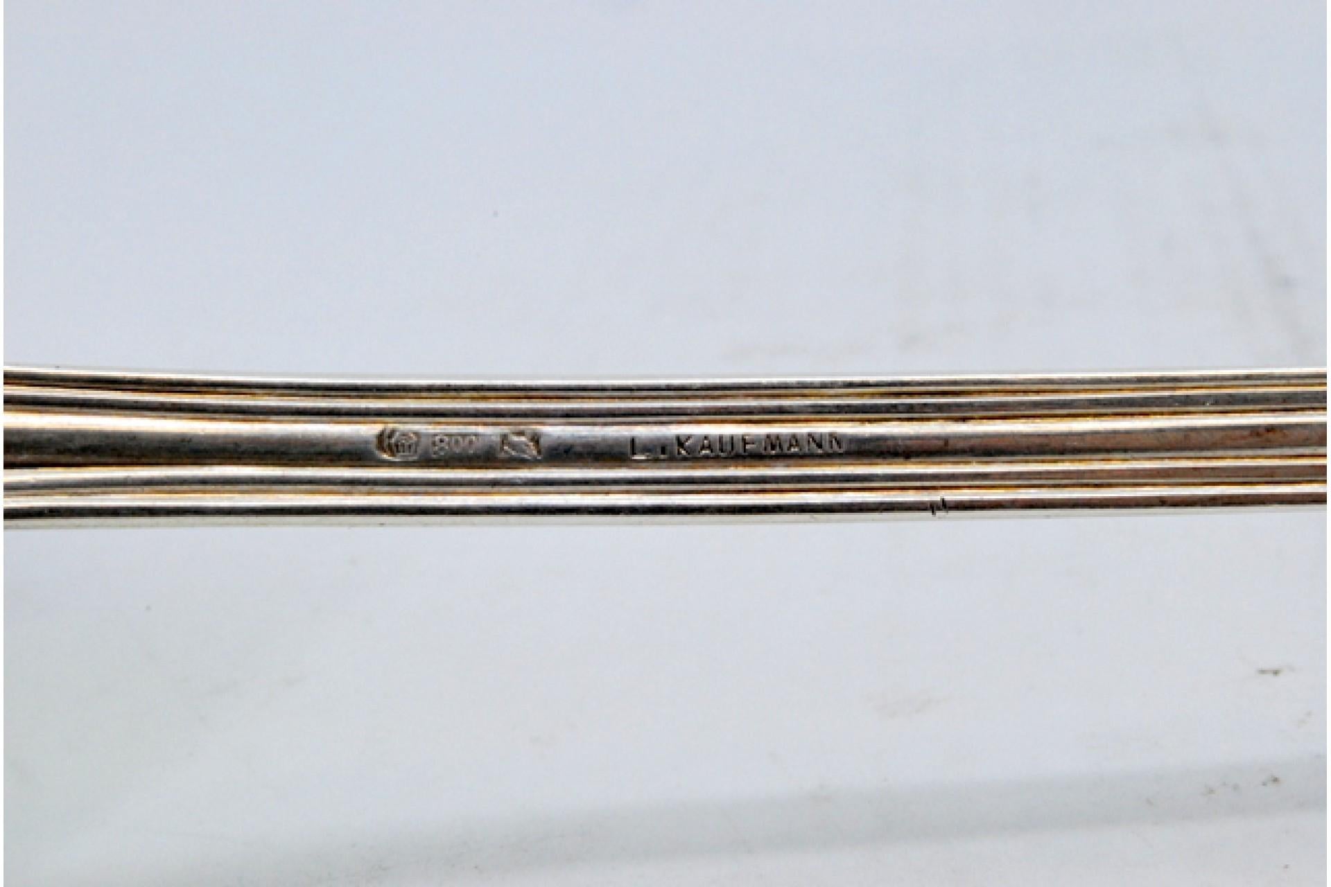 Européen Silver soup ladle with grooves along the handle en vente