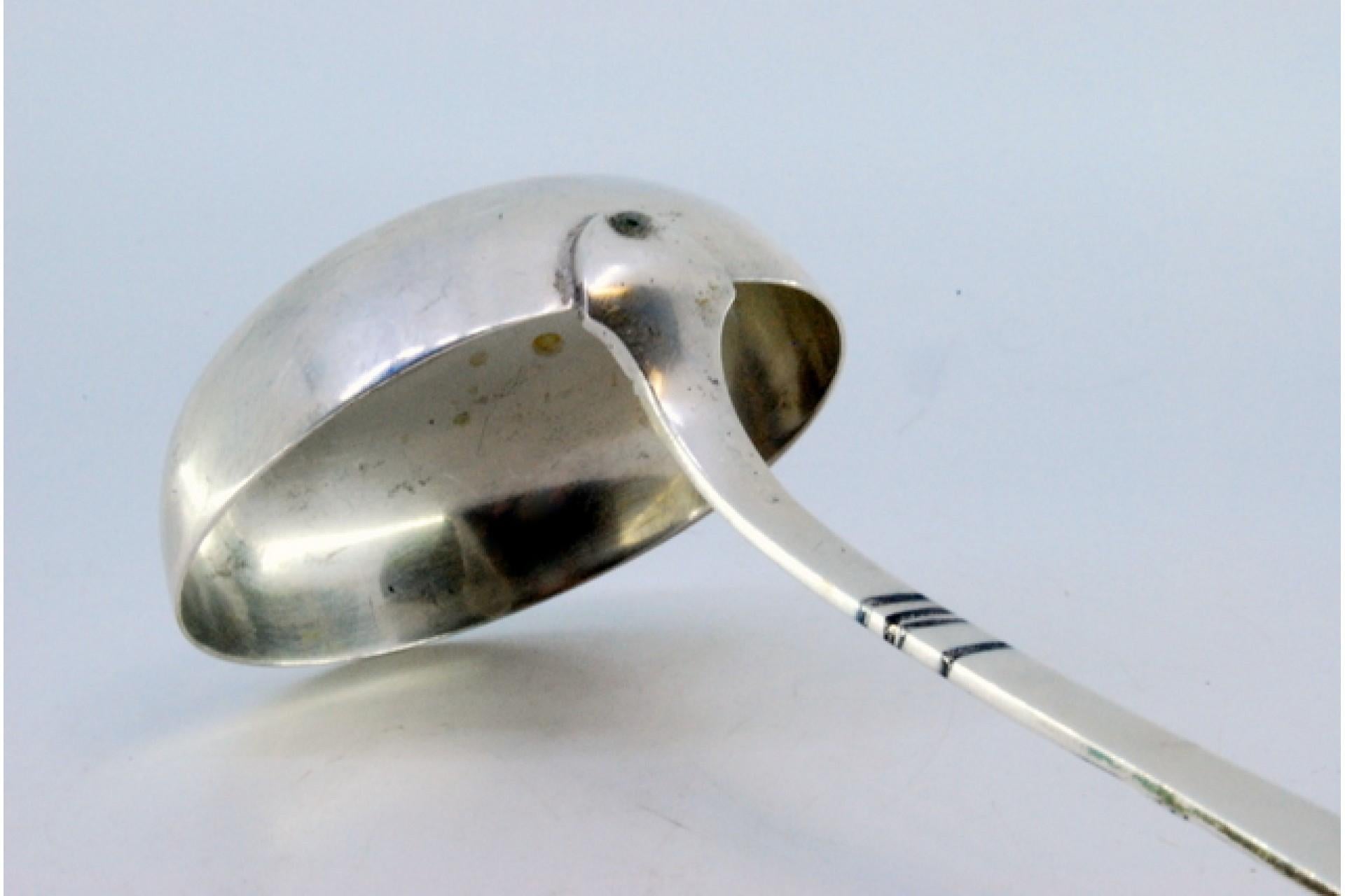 Silver soup ladle with grooves along the handle Europeo en venta