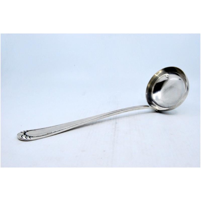 Silver soup ladle with grooves along the handle en Bueno estado para la venta en Porto, PT