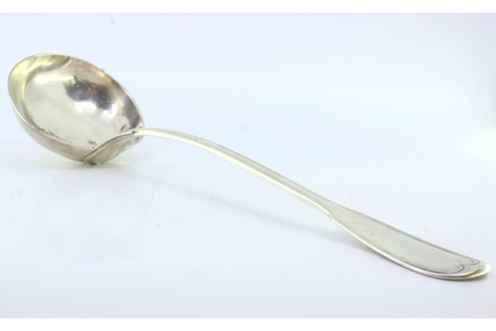 Silver soup ladle with grooves along the handle In Good Condition For Sale In Porto, PT