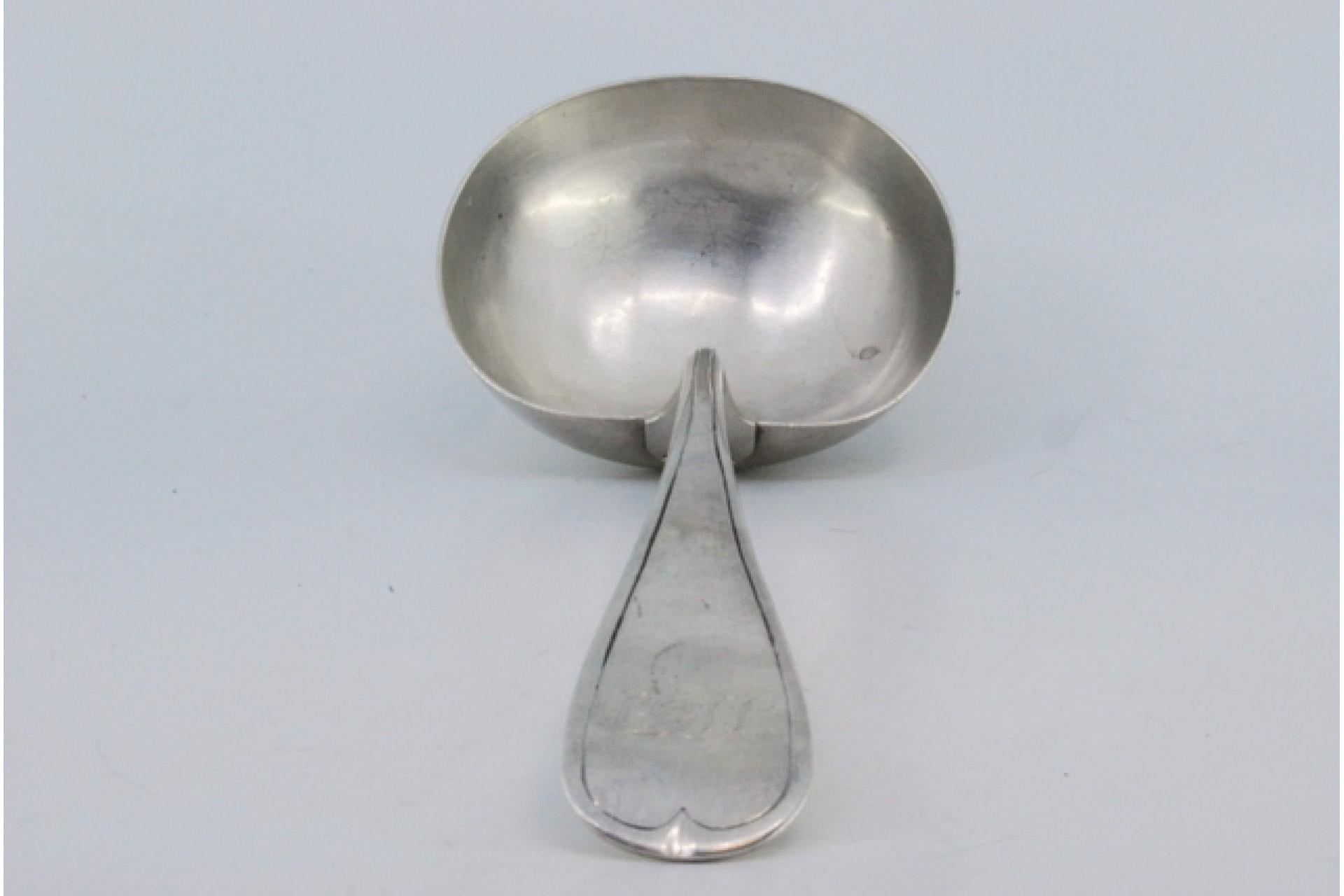 Silver soup ladle with grooves along the handle In Good Condition For Sale In Porto, PT