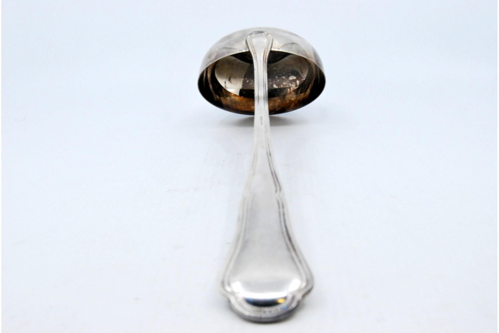 Silver soup ladle with grooves along the handle en Bueno estado para la venta en Porto, PT