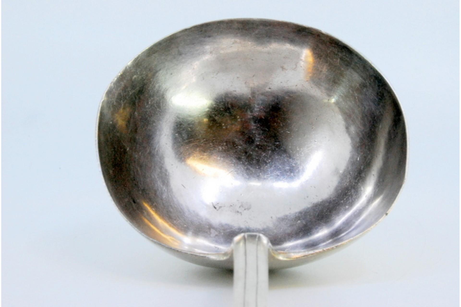 Silver soup ladle with grooves along the handle In Good Condition For Sale In Porto, PT