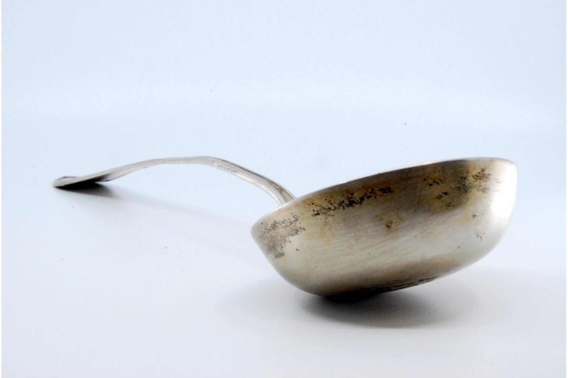 Silver soup ladle with grooves along the handle In Good Condition For Sale In Porto, PT