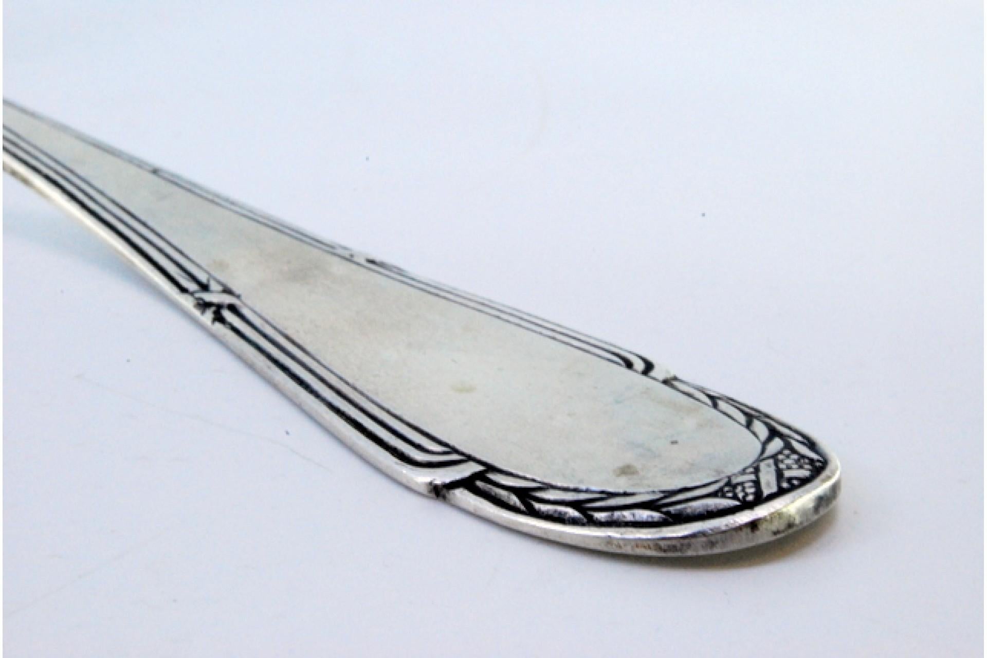 Silver soup ladle with grooves along the handle en Bueno estado para la venta en Porto, PT