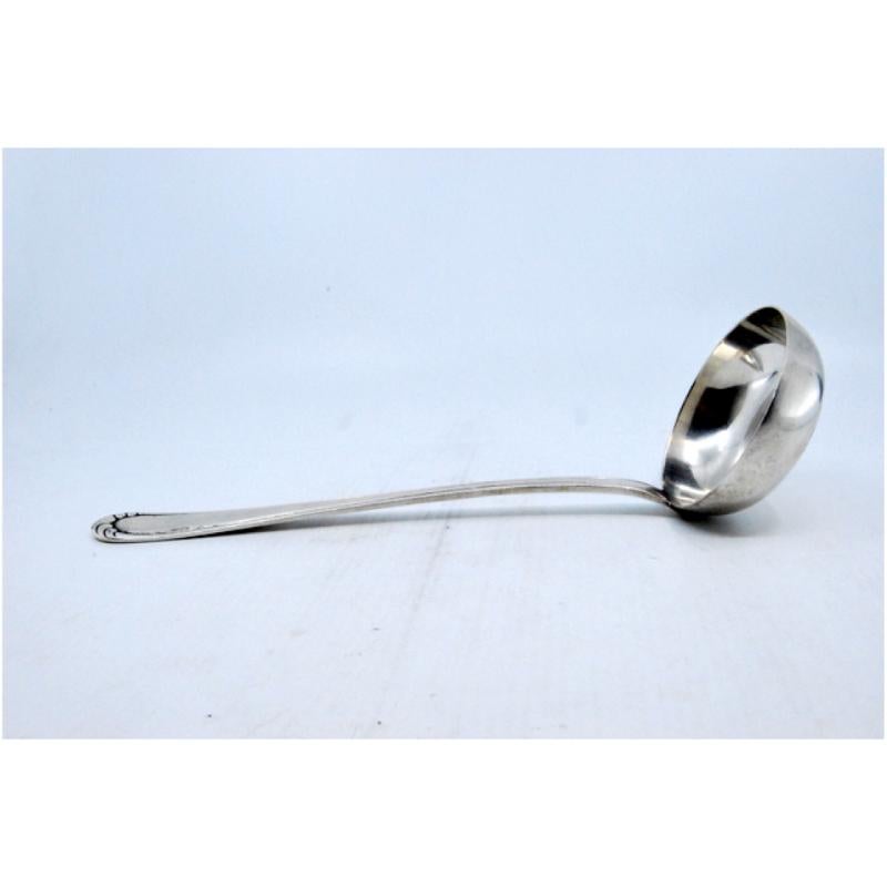 Silver soup ladle with grooves along the handle siglo XX en venta