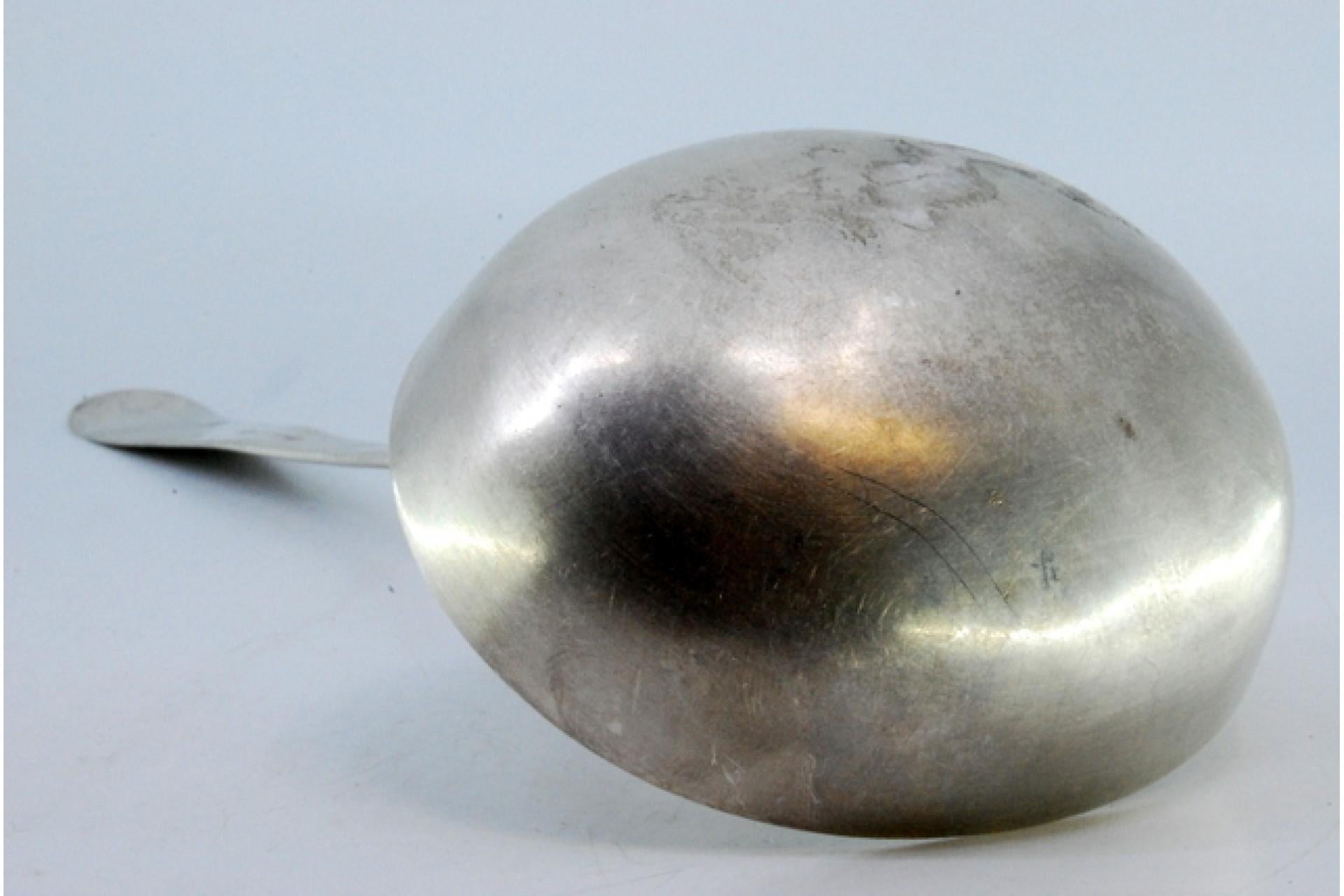 18th Century Silver soup ladle with grooves along the handle For Sale