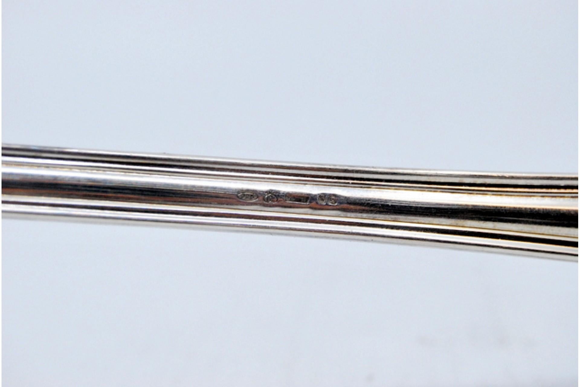 Silver soup ladle with grooves along the handle siglo XX en venta