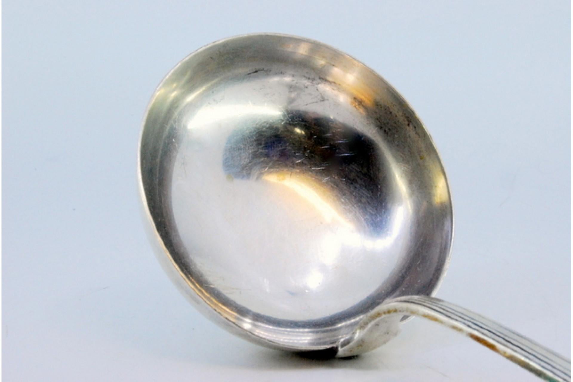 Silver soup ladle with grooves along the handle siglo XIX en venta