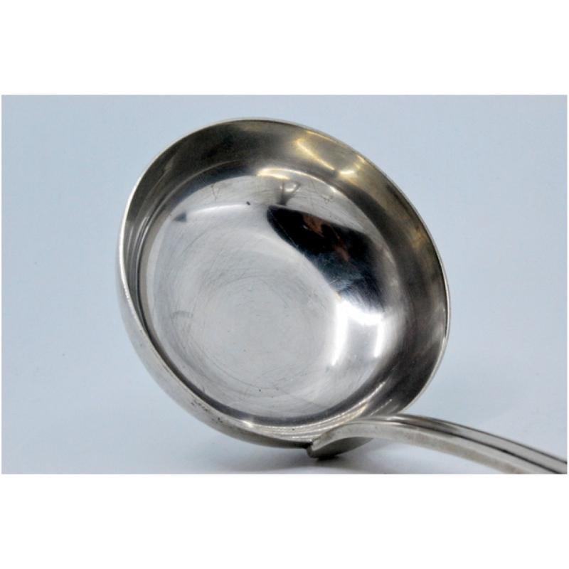 Silver soup ladle with grooves along the handle en venta 1