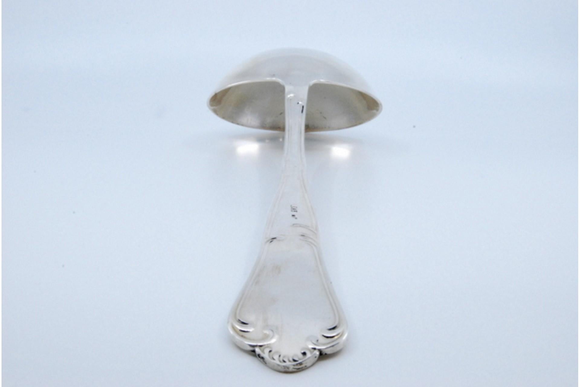 Silver soup ladle with grooves along the handle For Sale 1