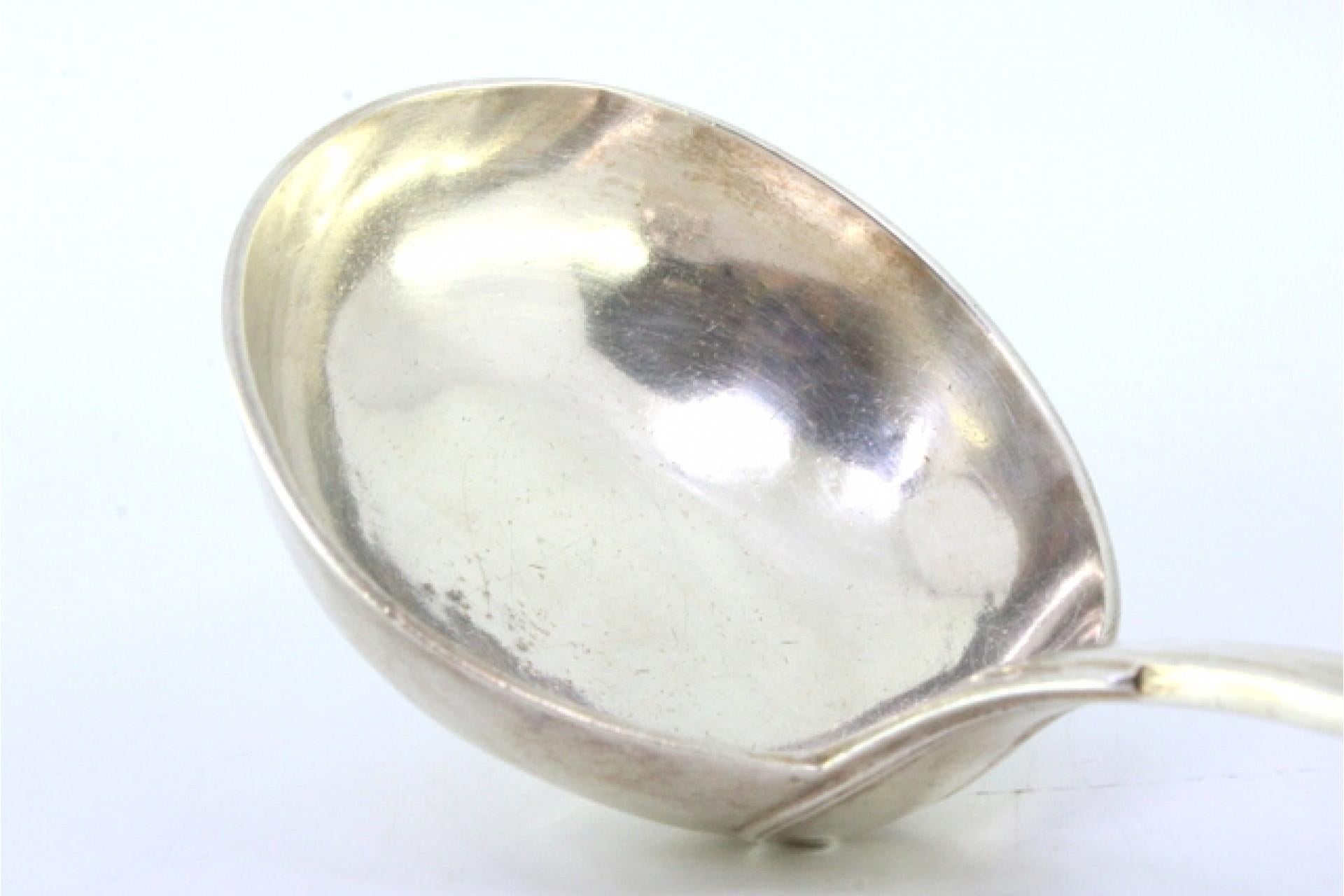 Silver soup ladle with grooves along the handle For Sale 1