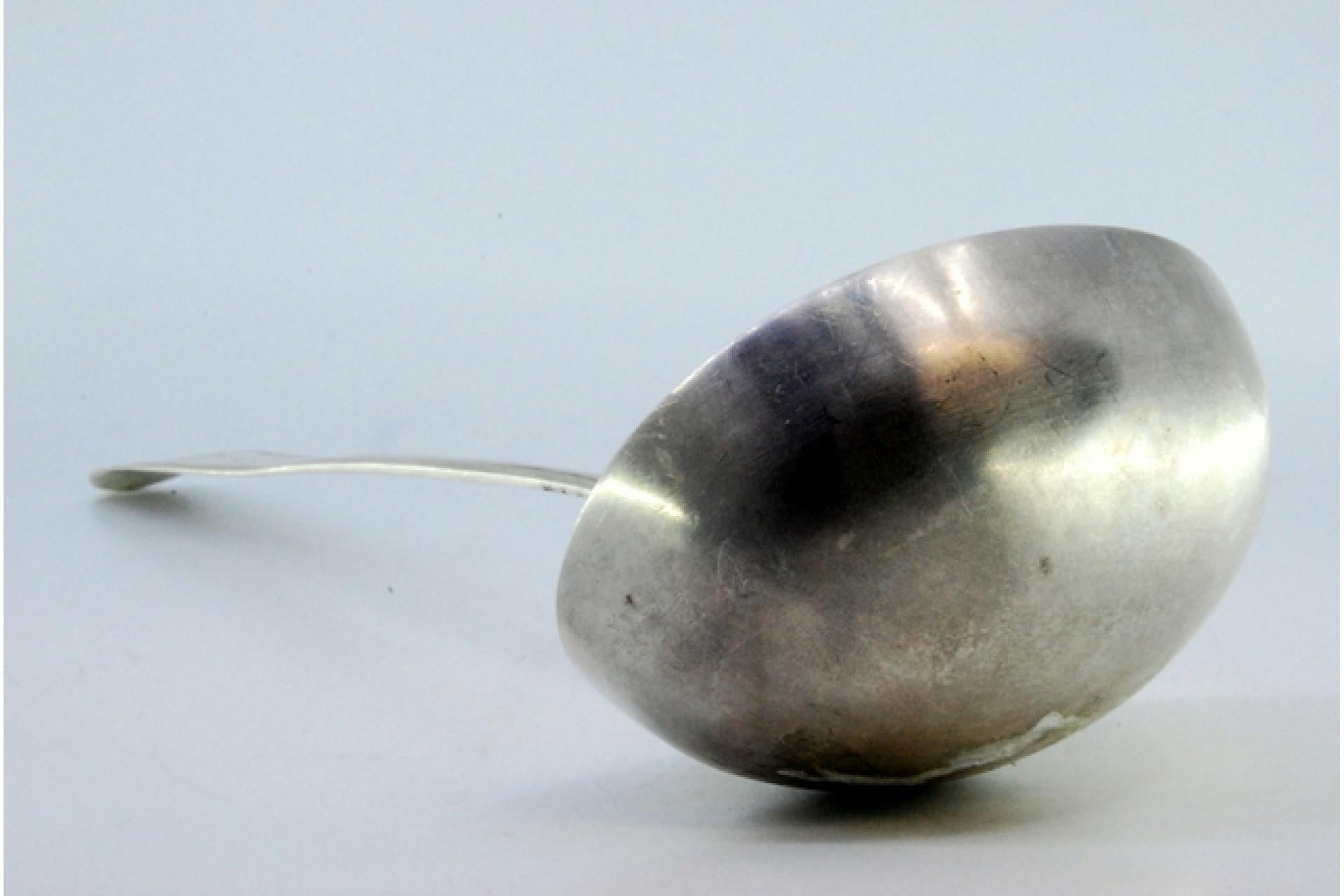 Silver soup ladle with grooves along the handle For Sale 1
