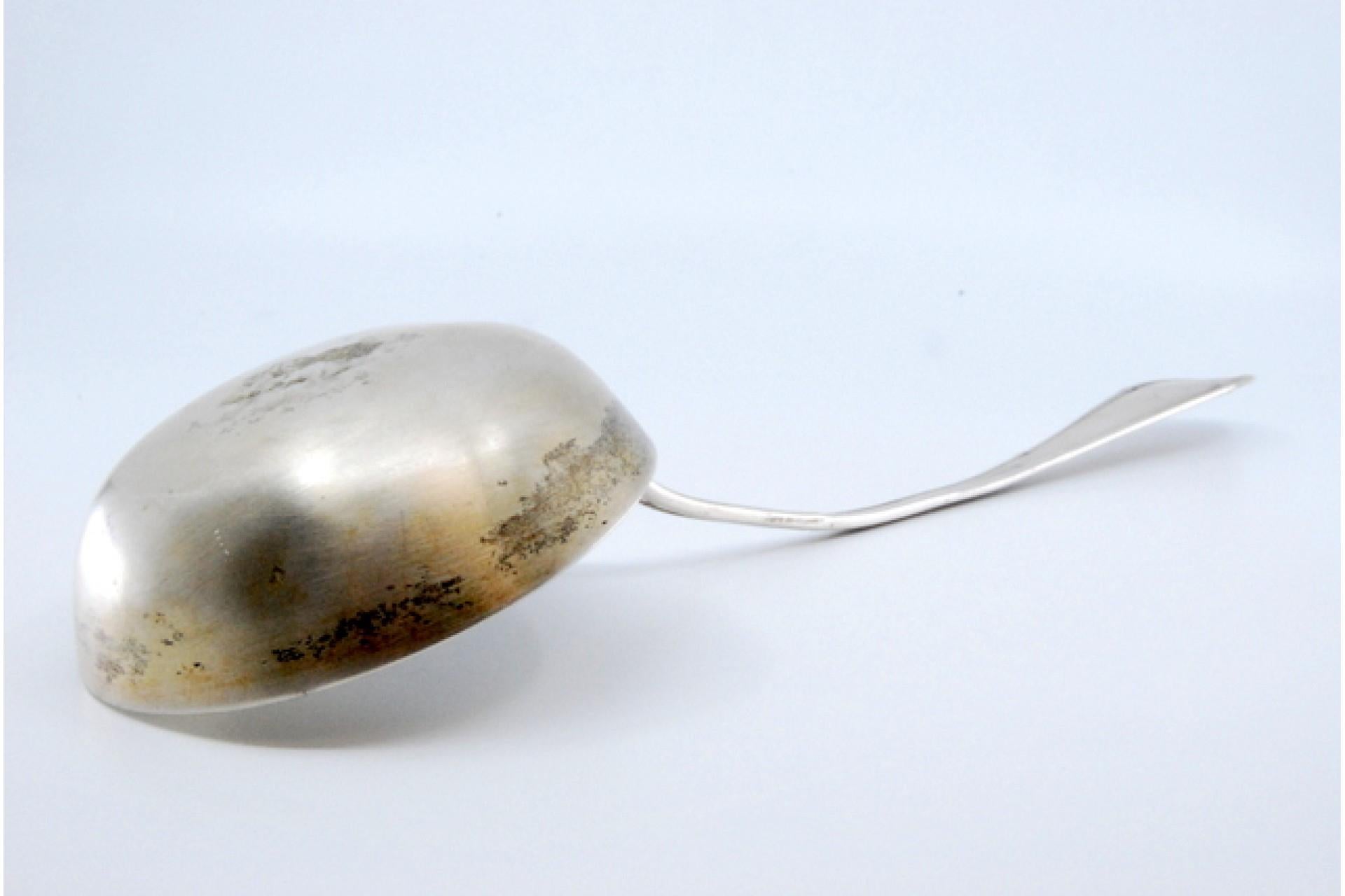 Silver soup ladle with grooves along the handle For Sale 1
