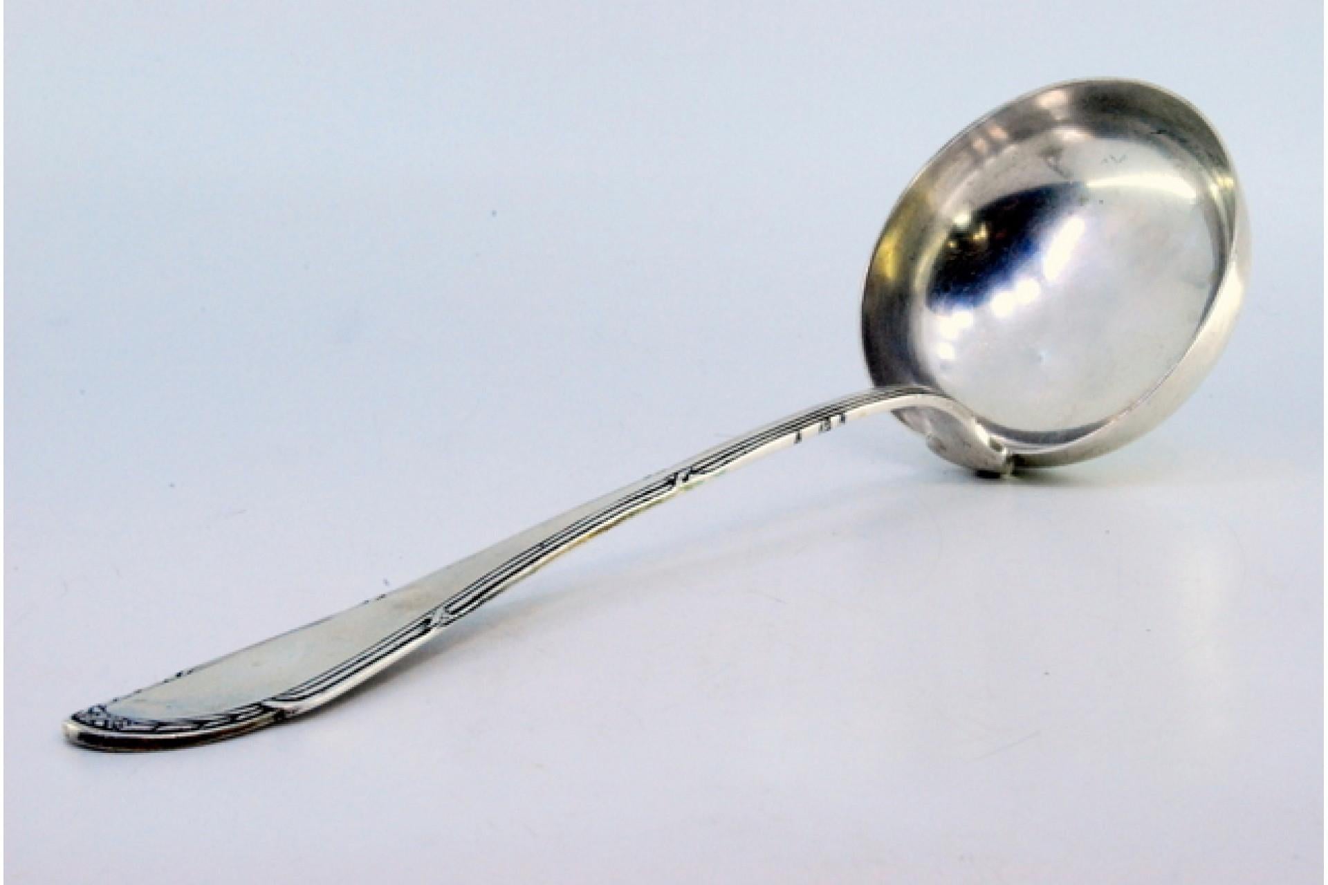 Silver soup ladle with grooves along the handle en venta 1