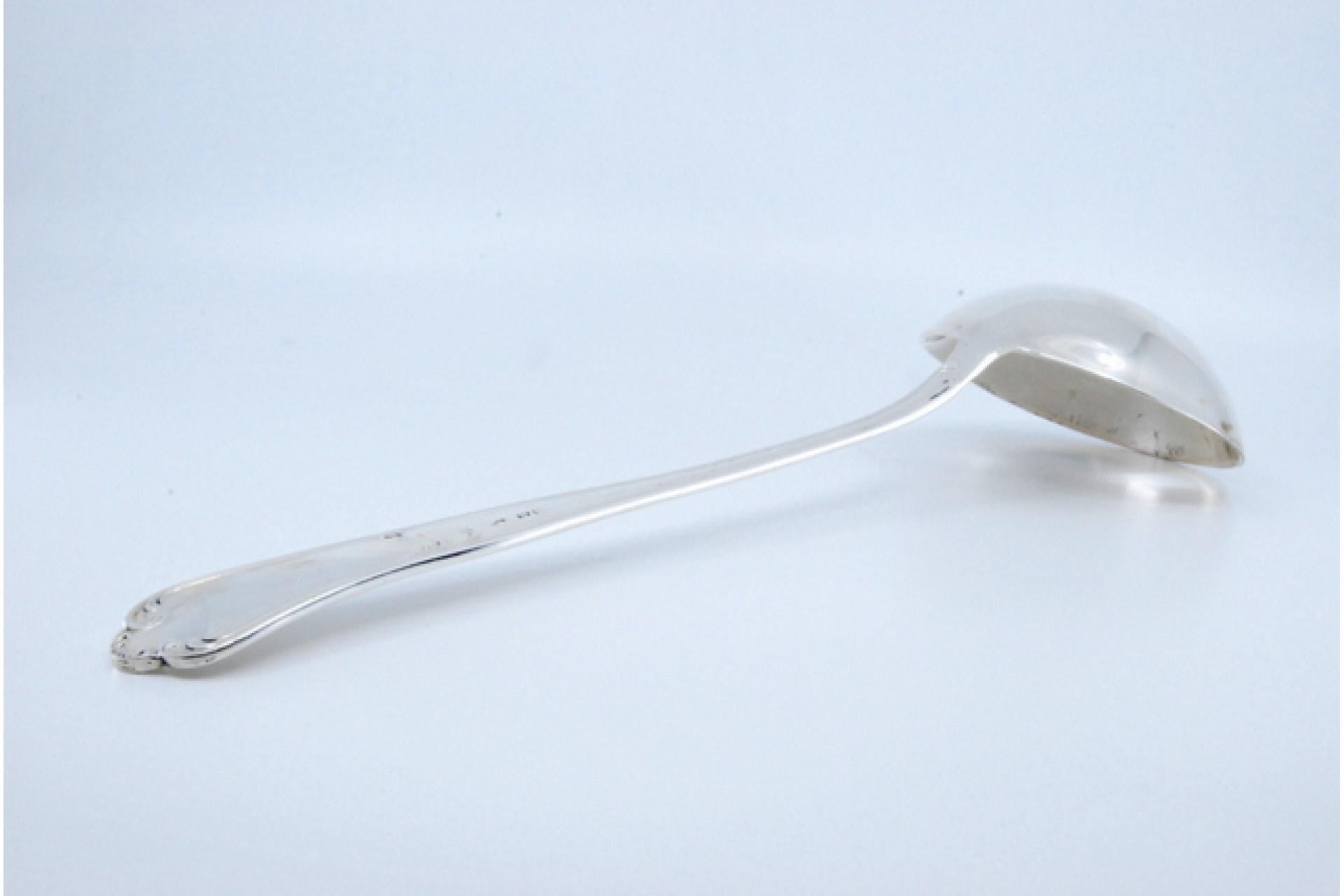 Silver soup ladle with grooves along the handle For Sale 2
