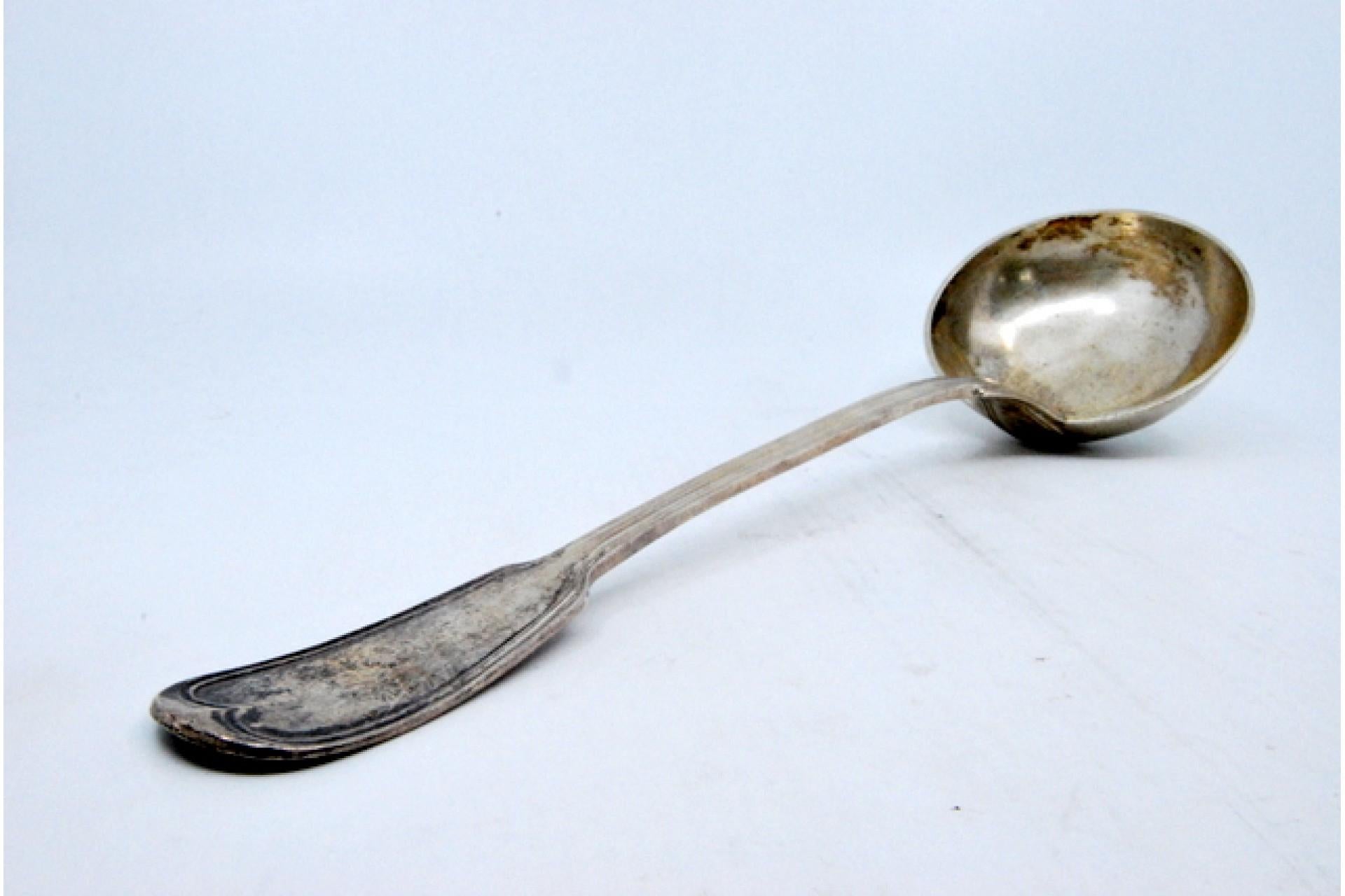 Silver soup ladle with grooves along the handle en venta 2