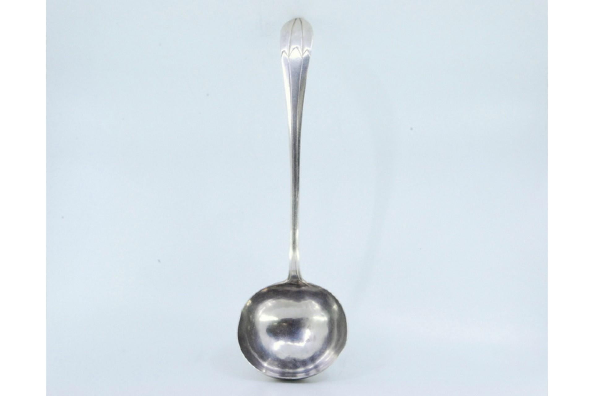 Silver soup ladle with grooves along the handle For Sale 2