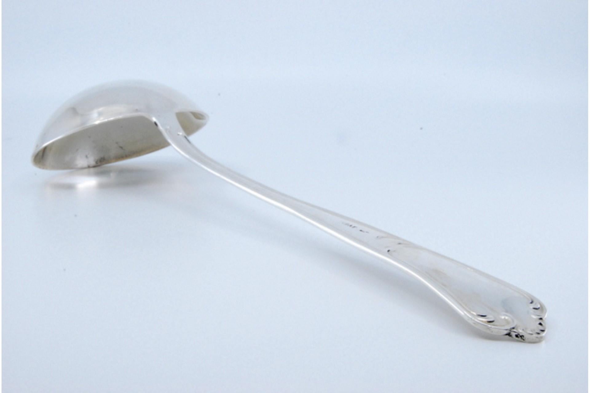 Silver soup ladle with grooves along the handle For Sale 3