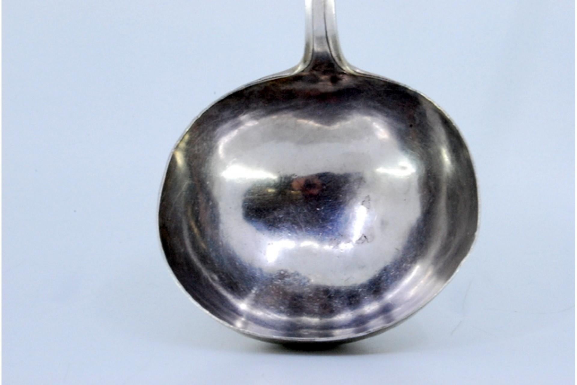 Silver soup ladle with grooves along the handle For Sale 3