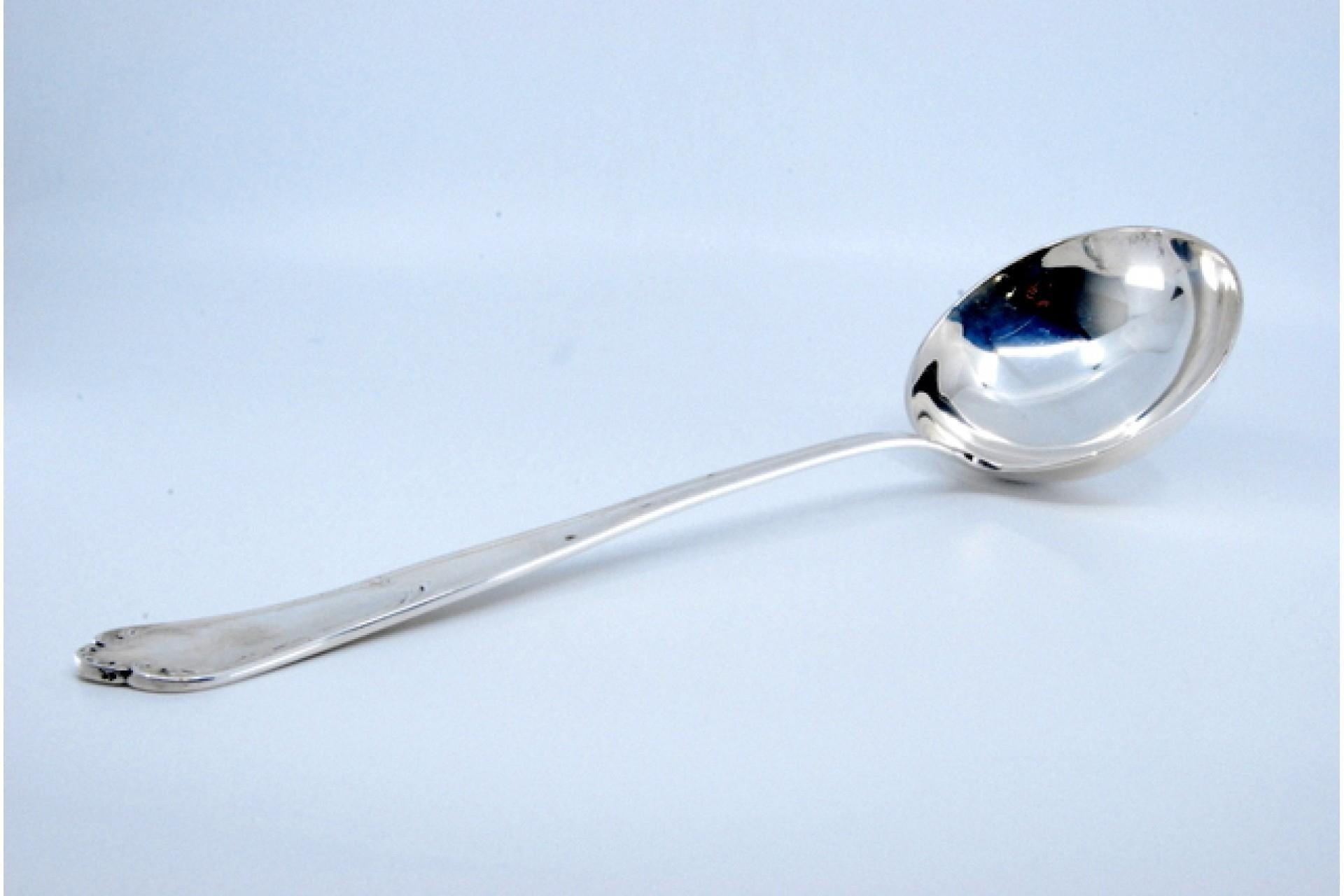 Silver soup ladle with grooves along the handle For Sale 4