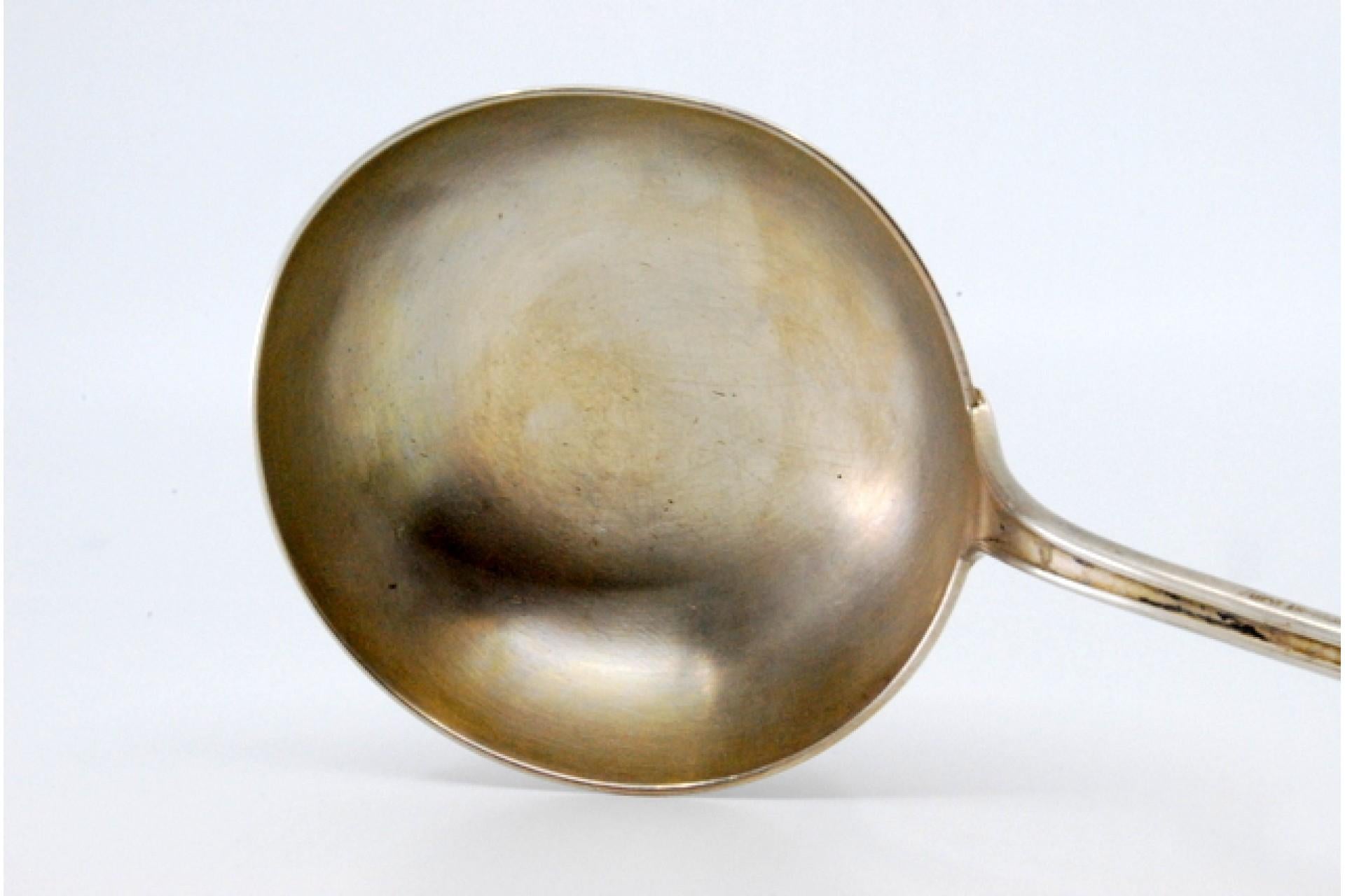 Silver soup ladle with grooves along the handle For Sale 4