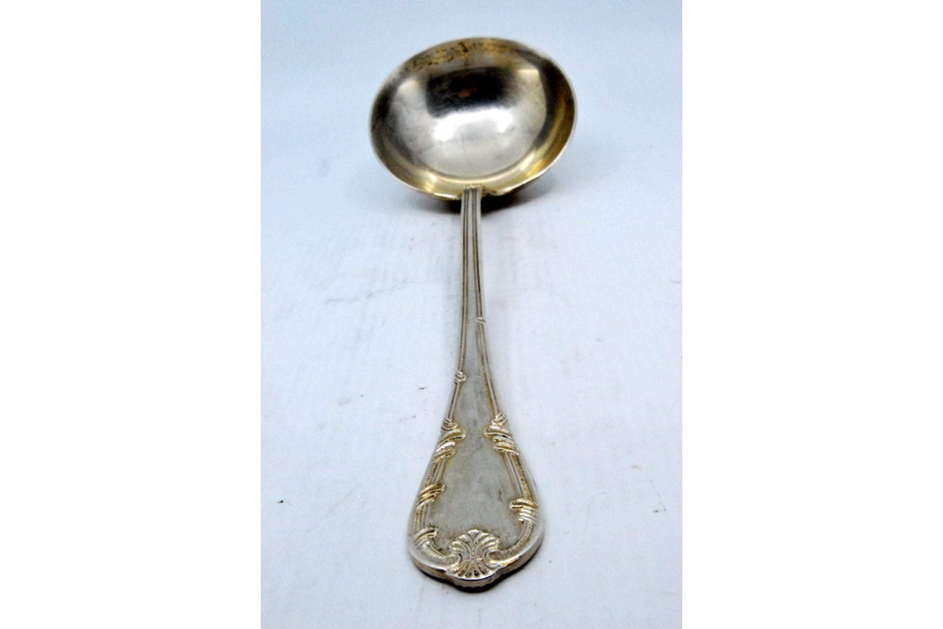 Silver soup ladle with grooves along the handle surrounding a monogram card en Bueno estado para la venta en Porto, PT