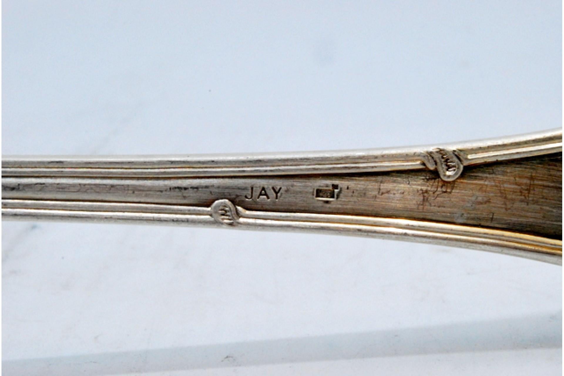 Silver soup ladle with grooves along the handle surrounding a monogram card siglo XX en venta