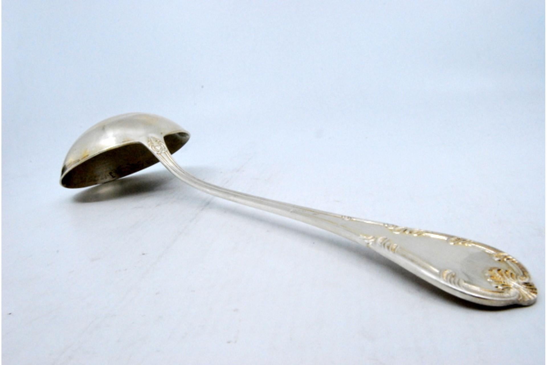 Silver soup ladle with grooves along the handle surrounding a monogram card en venta 1