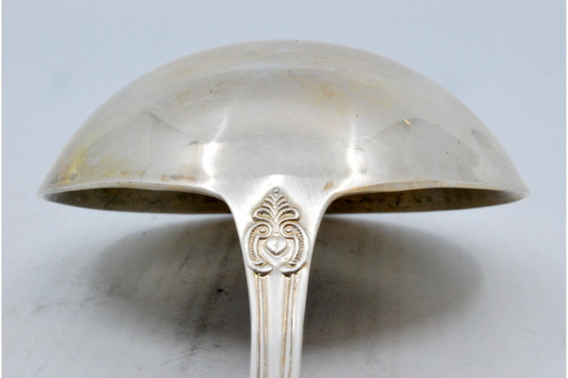 Silver soup ladle with grooves along the handle surrounding a monogram card en venta 2