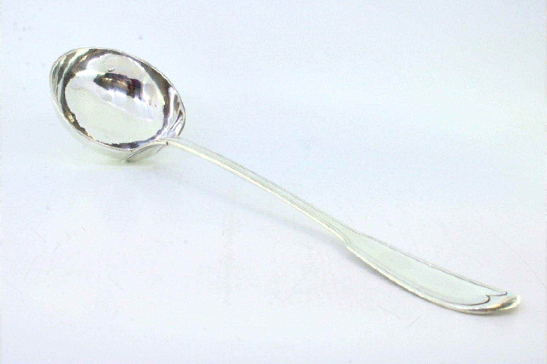 Description : Louche à soupe en argent avec rainures le long du manche à expédier. Métal : Argent. Origine : Français. Marque : Tête Minerve. Poids : 235,87 grammes. Dimensions : 34 cm x 9,1 cm : 34cmx9.1cm. Contenu : 950/1000. Marque d'essai : Oui,