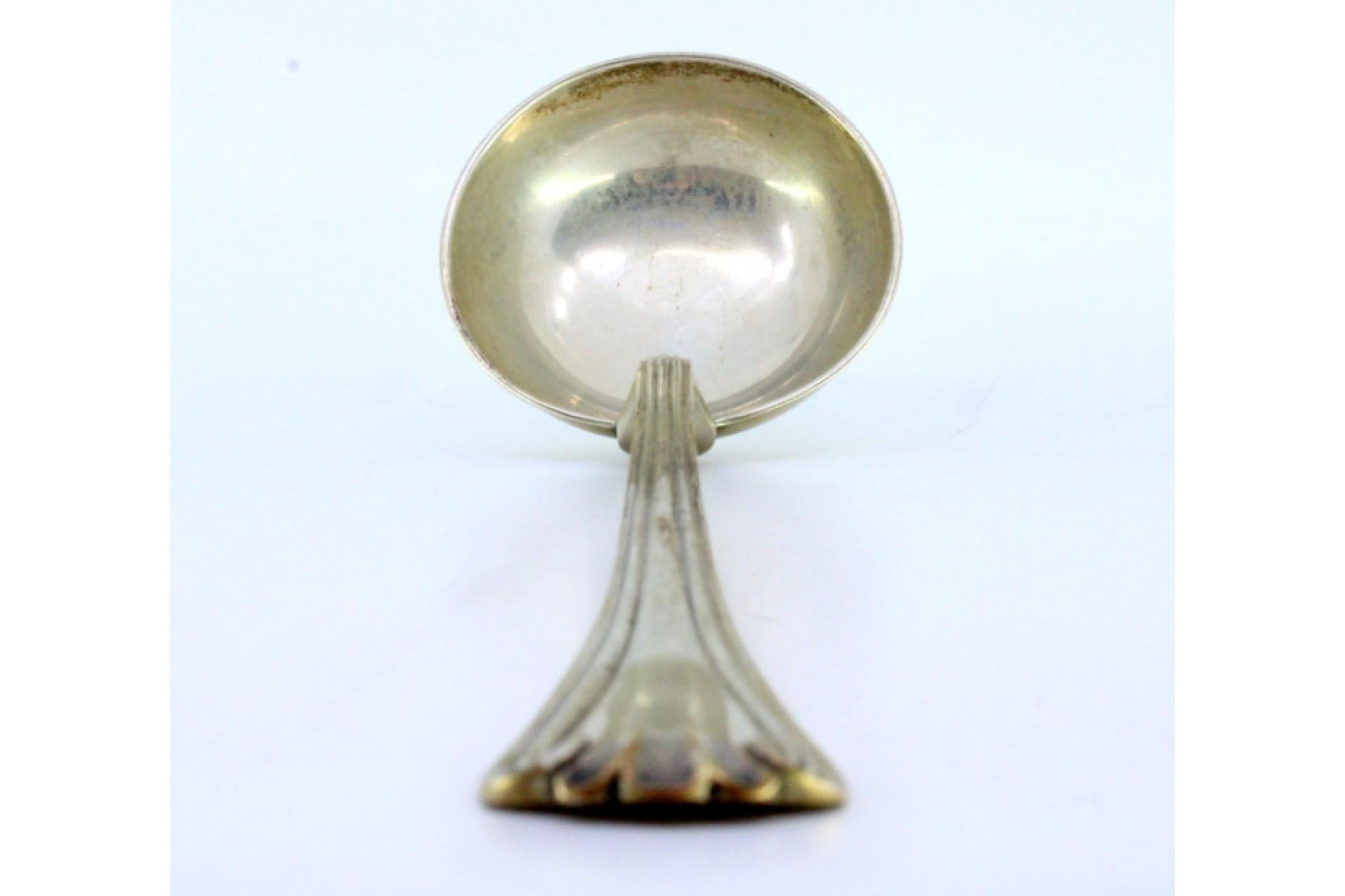 Descripción: Cazo sopero de plata con estrías a lo largo del mango en relieve. Metal: Silver. Origen: Portugués. Marca: Cabeça de escravo. Peso: 186,06 gramos. Dimensiones: 28 cm x 8,5 cm. Contenido: 833/1000. Marca de ensayo: Sí, entre 1938 y 1984.