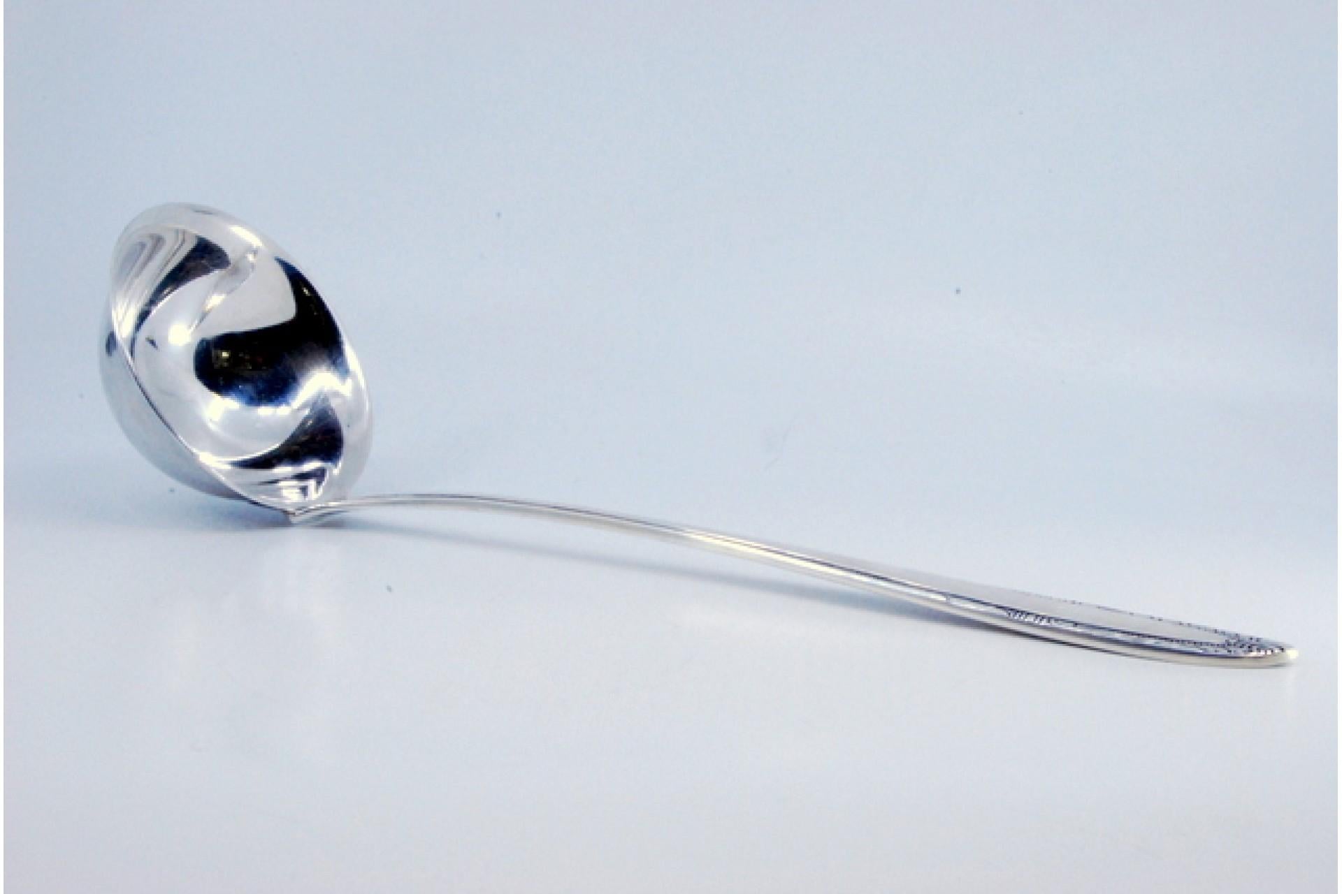 Description : Louche à soupe en argent avec des rainures le long du manche surélevé. Métal : Argent. Origine : Brésilien. Marque : Inconnu. Poids : 172,98 grammes. Dimensions : 29,5 x 8,7 cm : 29.5x8.7cm. Contenu : 900/1000. Marque d'essai : oui.