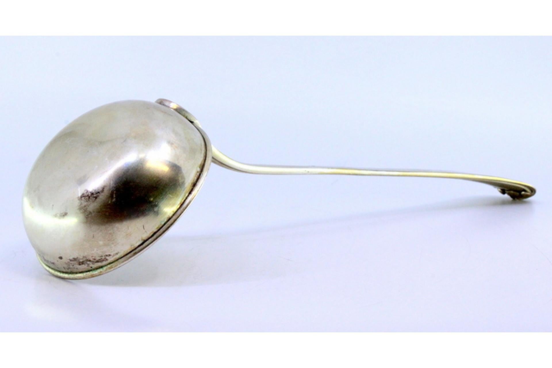 Silver soup ladle with grooves along the raised handle Europeo en venta