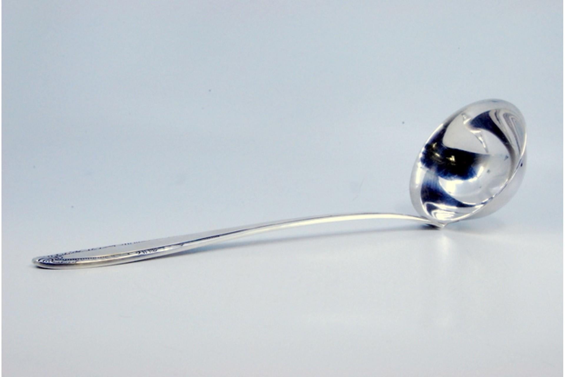 Européen Silver soup ladle with grooves along the raised handle en vente