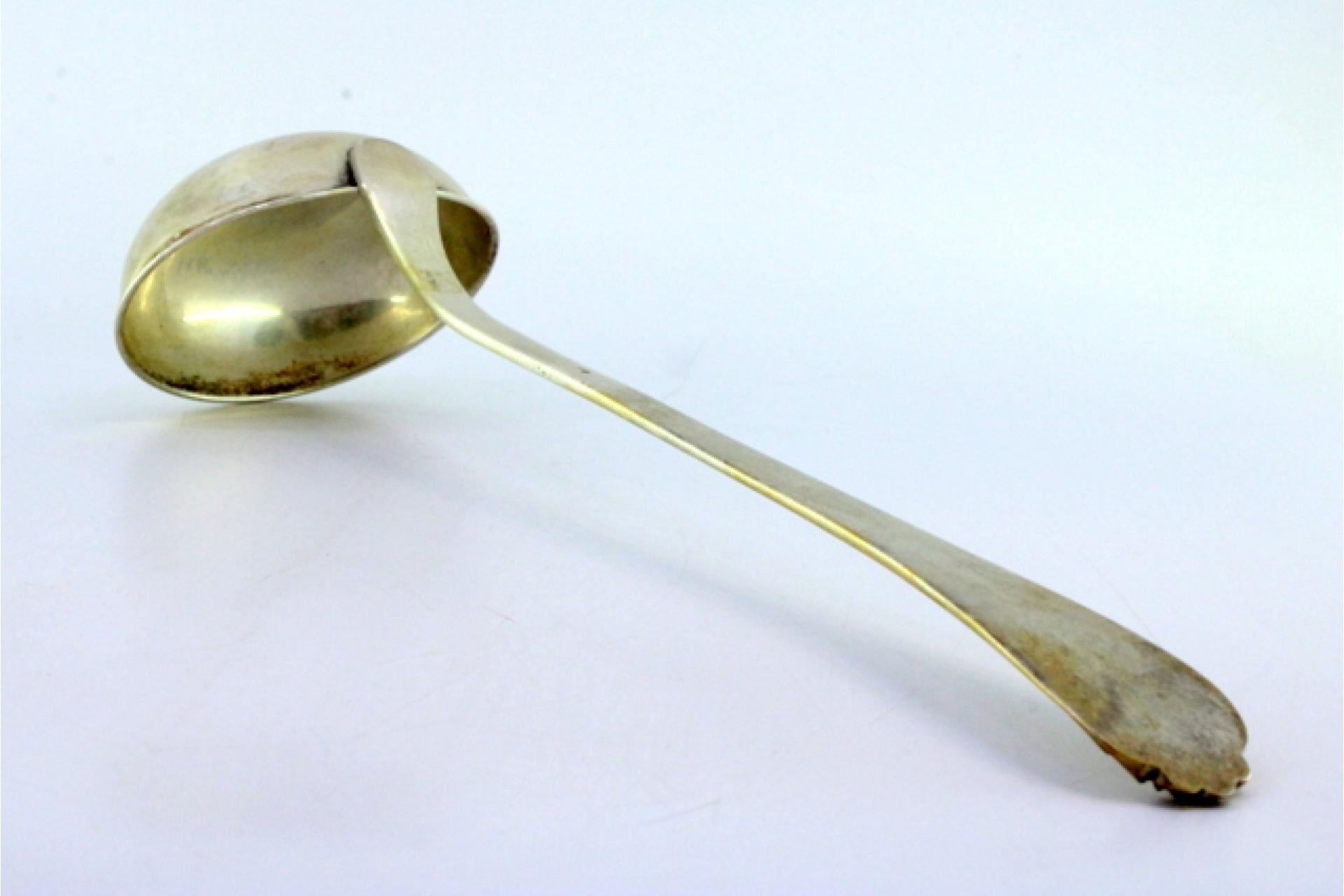 Silver soup ladle with grooves along the raised handle en Bueno estado para la venta en Porto, PT