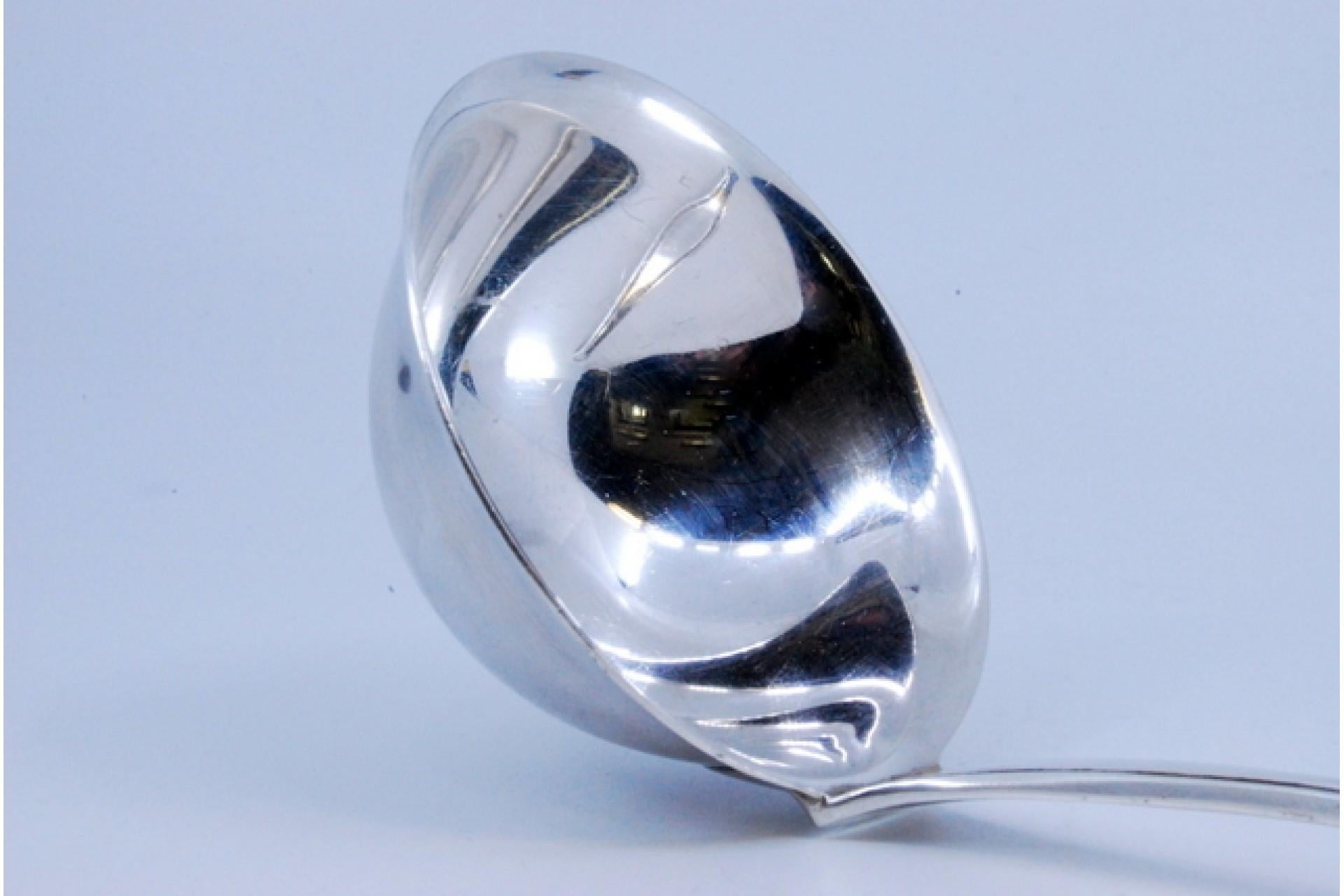 Silver soup ladle with grooves along the raised handle Bon état - En vente à Porto, PT