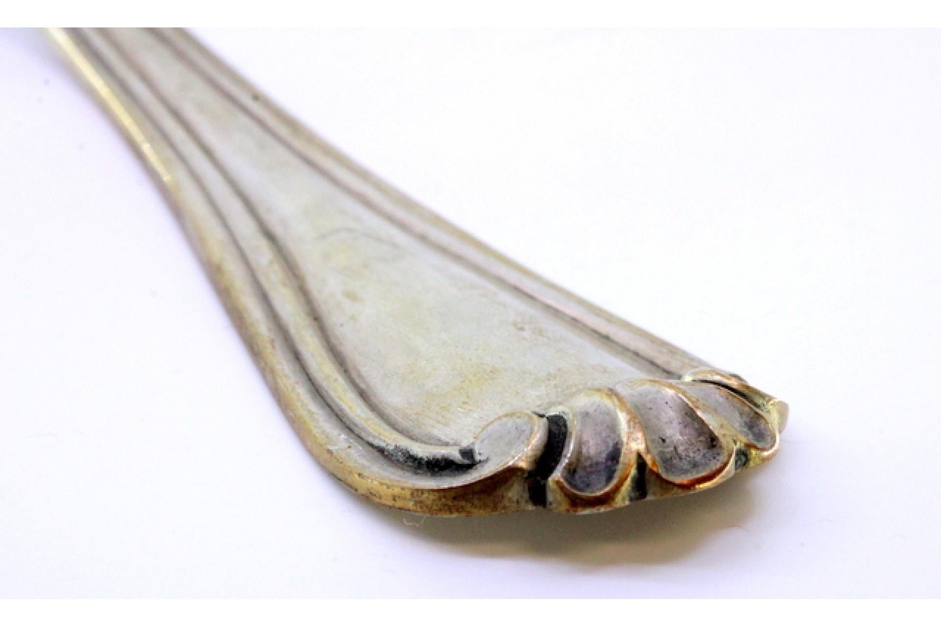 Silver soup ladle with grooves along the raised handle siglo XX en venta