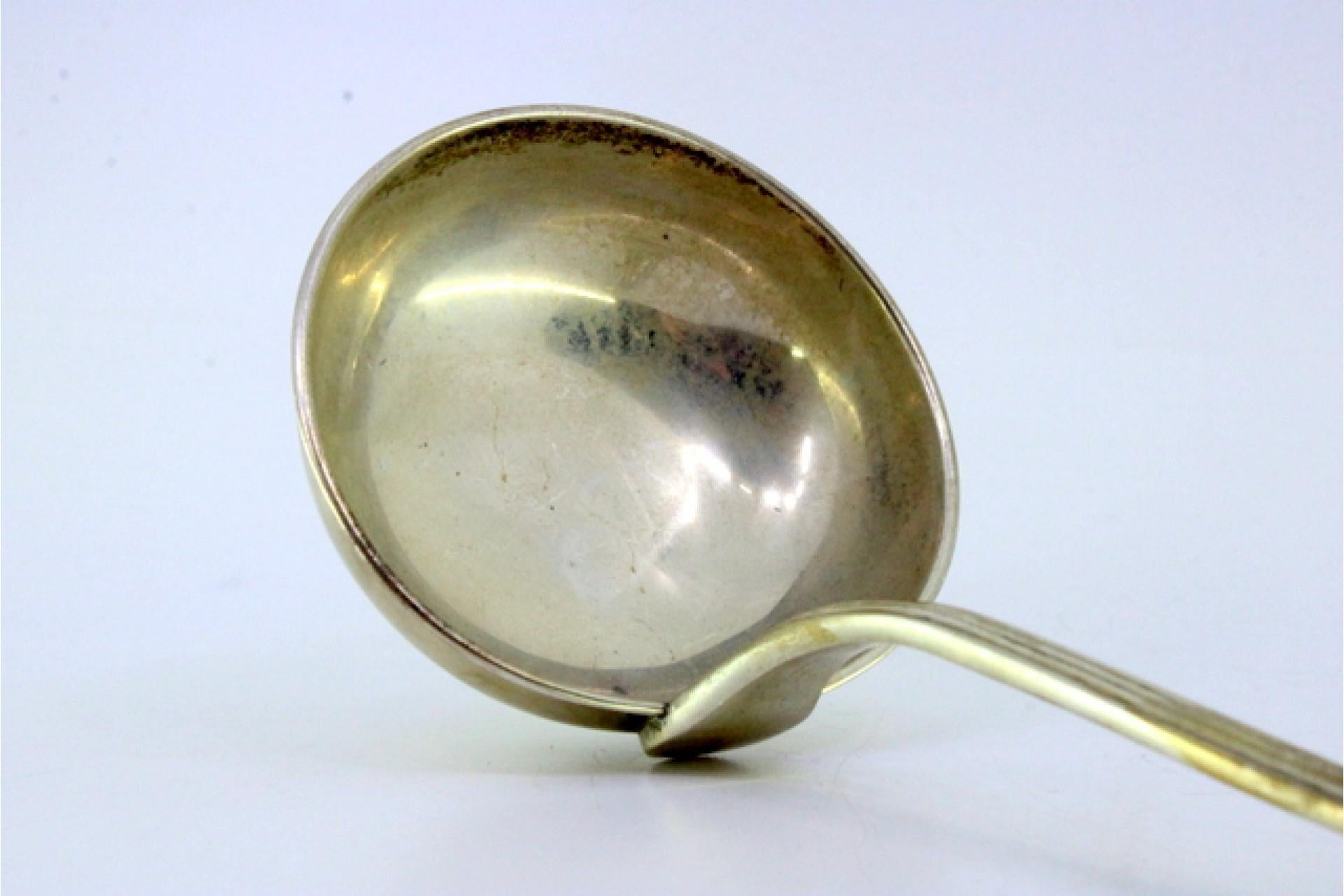 Silver soup ladle with grooves along the raised handle en venta 1