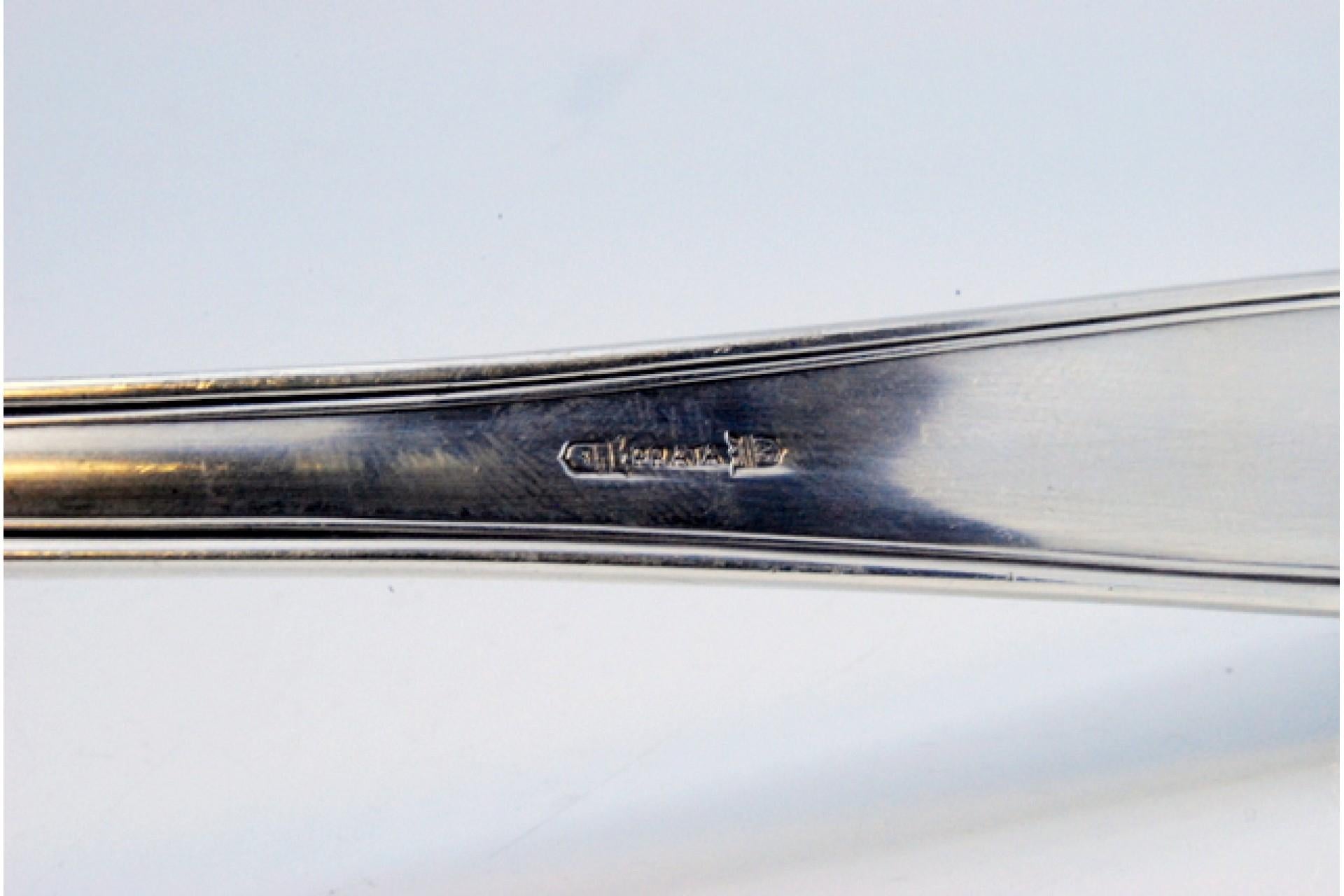 Argent Silver soup ladle with grooves along the raised handle en vente